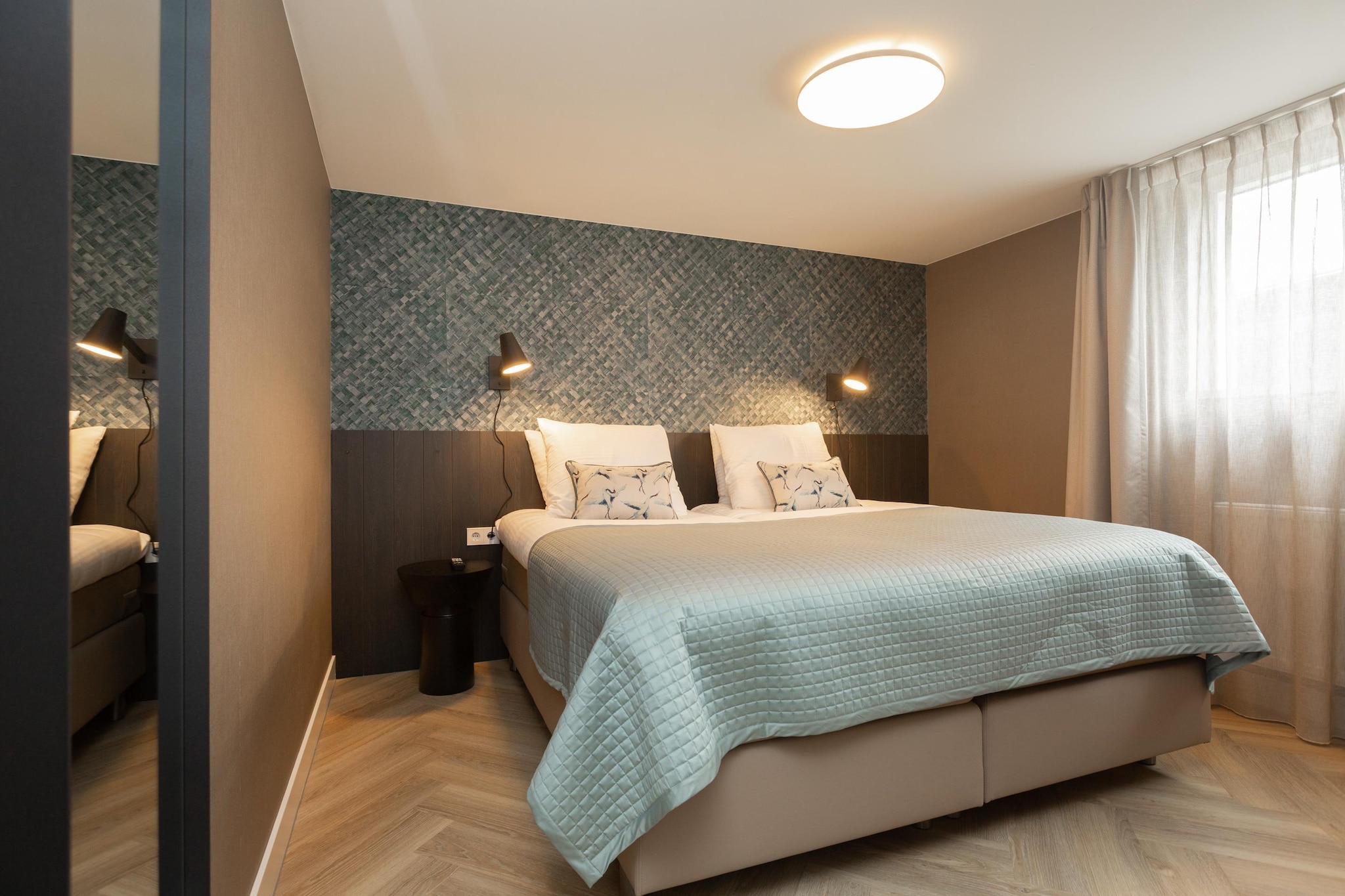 Ground floor: (Living room(TV(smart TV), seating area), open kitchen(hob, hood, coffee machine, combination microwave, dishwasher, fridge-freezer, dishes and cutlery, Cooking basics), pantry(washing machine), bedroom(double bed box), bathroom(shower(walk-in shower), washbasin, toilet), Internet access, chromecast)\n\nOn the 1st floor: (bedroom(double bed box), bedroom(double bed box), bathroom(shower, washbasin, toilet), bathroom(shower, washbasin, toilet))\n\ntumble dryer, washing machine, heating, air conditioning, parking, hairdryer