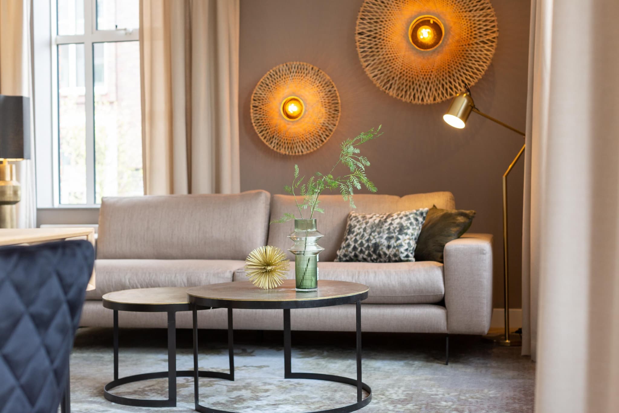 The moment you step inside, you are immediately greeted by contemporary décor that creates a warm and inviting atmosphere in this stylish ground floor duplex apartment. The apartment features two spacious bedrooms, one bathroom, and two toilets, making it ideal for both family stays and business travelers. Each bedroom is furnished with comfortable, high-quality beds and is equipped with its own Smart TV for entertainment. The living room also includes a Smart TV with Chromecast, while reliable, high-speed internet ensures seamless work or leisure time.
The apartment boasts a fully equipped kitchen, perfect for those who enjoy cooking, as well as private laundry facilities for added convenience. The bathroom is conveniently located between the two bedrooms, offering privacy and ease of access. Guests can enjoy beautiful and direct views of the historic canal, adding a unique charm to the apartment. The Buurtschap 2005 district, known for its pleasant, safe, and vibrant atmosphere, places this apartment in the heart of The Hague, with easy access to local attractions, restaurants, and shops.
With its blend of modern amenities, comfort, and central location, this apartment offers a fantastic home-away-from-home experience. Whether you're visiting The Hague for work or leisure, you’ll appreciate the convenience of the area and the comfort of the apartment, making it an ideal choice for any stay.