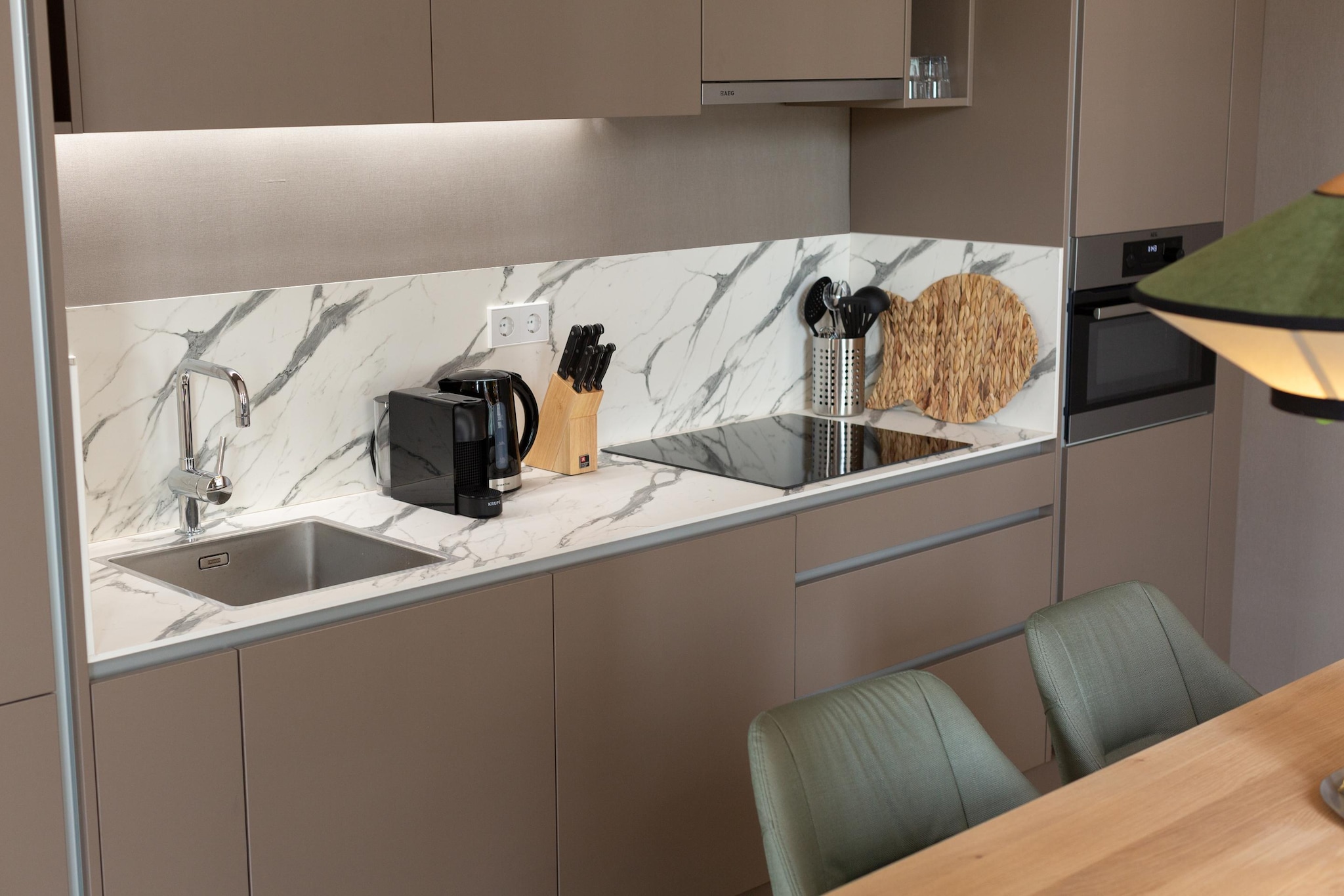 Ground floor: (Living room(TV(smart TV), seating area, chromecast), open kitchen(hob, hood, coffee machine, combination microwave, dishwasher, fridge-freezer, dishes and cutlery, Cooking basics), pantry(washing machine), bathroom(shower(walk-in shower), washbasin, toilet), Internet access)\n\nOn the 1st floor: (bedroom(double bed box), bedroom(double bed box))\n\ntumble dryer, washing machine, heating, air conditioning, parking, hairdryer