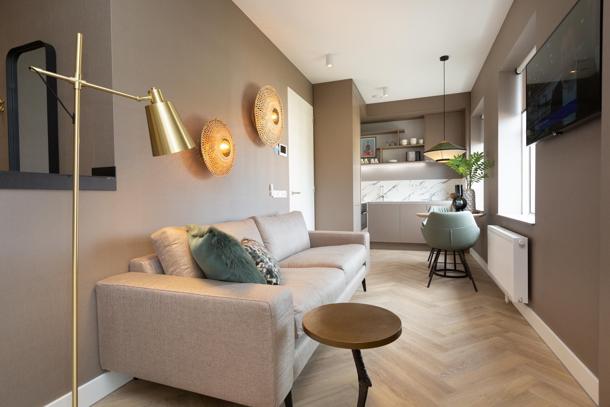 This cozy and budget-friendly studio apartment is located in the heart of one of the most popular neighborhoods in The Hague. As soon as you enter, you are greeted by a contemporary design that makes way for a warm and inviting atmosphere. The smart open-plan layout consists of a high-quality bed, a comfortable sofa, a spacious workspace, a fully equipped kitchen, a bathroom, a separate toilet and a practical laundry room with washing machine and dryer. It is equipped with a large Smart TV with Chromecast and a reliable, high-speed internet connection. From the apartment you can enjoy a pleasant view of the historic canal.T

The apartment is located in the Buurtschap 2005 district in the heart of The Hague, known for its pleasant, safe and vibrant environment. It is the perfect choice for those looking for a comfortable space in a prime location, surrounded by cultural, outdoor and culinary delights just a stone's throw away. It is a great alternative to a smaller hotel room.

Paid street parking is available, and private parking can be arranged upon request, subject to availability.