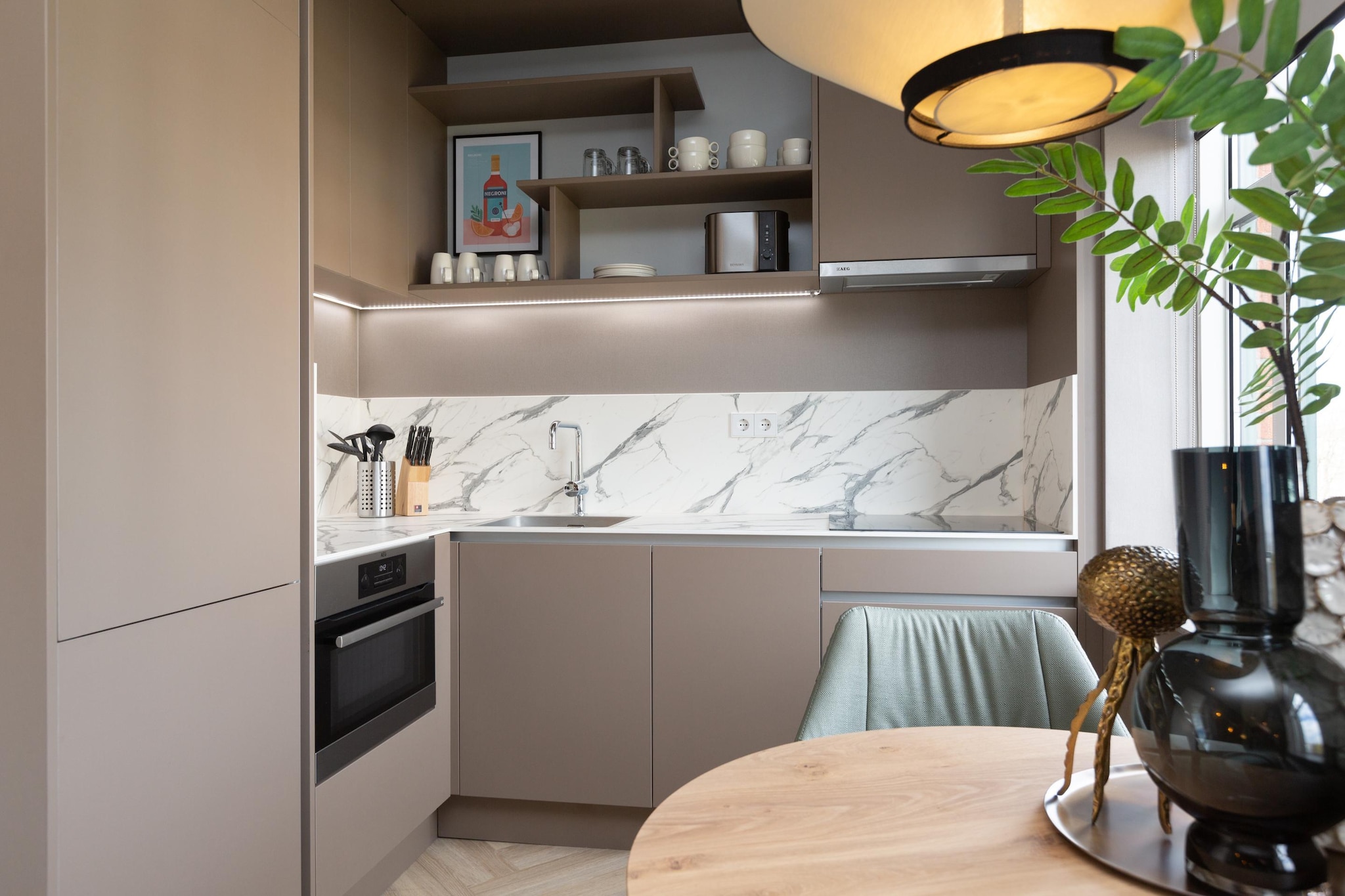 Ground floor: (Living room(double bed box, TV, seating area), open kitchen(hob, hood, coffee machine, combination microwave, dishwasher, fridge-freezer, dishes and cutlery, Cooking basics), pantry(washing machine), bathroom(shower(walk-in shower), washbasin, toilet), Internet access)\n\ntumble dryer, washing machine, heating, air conditioning, parking, hairdryer