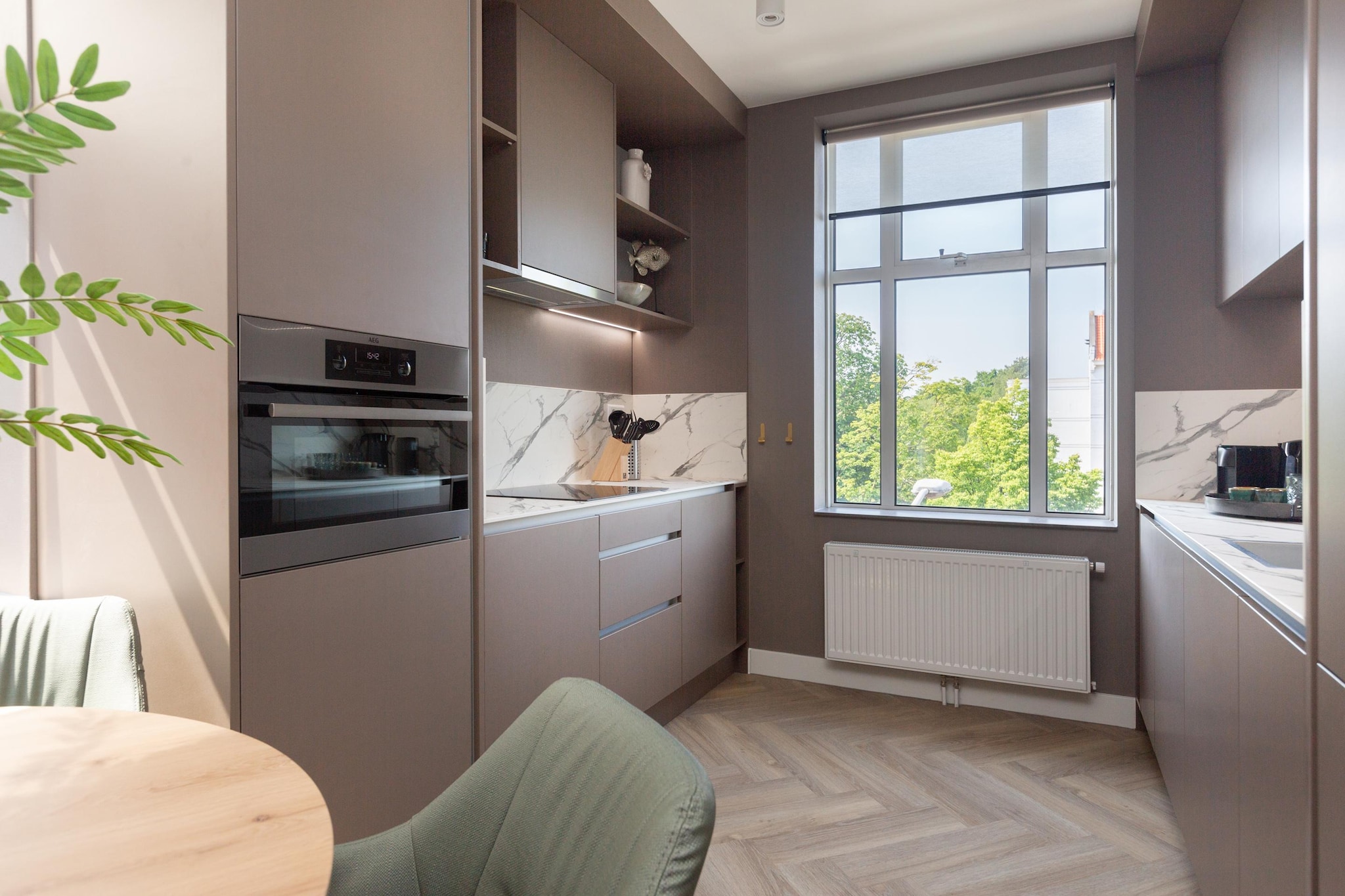 Ground floor: (Living room(TV, seating area), open kitchen(hob, hood, coffee machine, combination microwave, dishwasher, fridge-freezer, dishes and cutlery, Cooking basics), pantry(washing machine), bedroom(double bed box), bedroom(double bed box), bathroom(shower(walk-in shower), washbasin, toilet), bathroom(shower, washbasin, toilet), Internet access)\n\ntumble dryer, washing machine, heating, air conditioning, parking, hairdryer