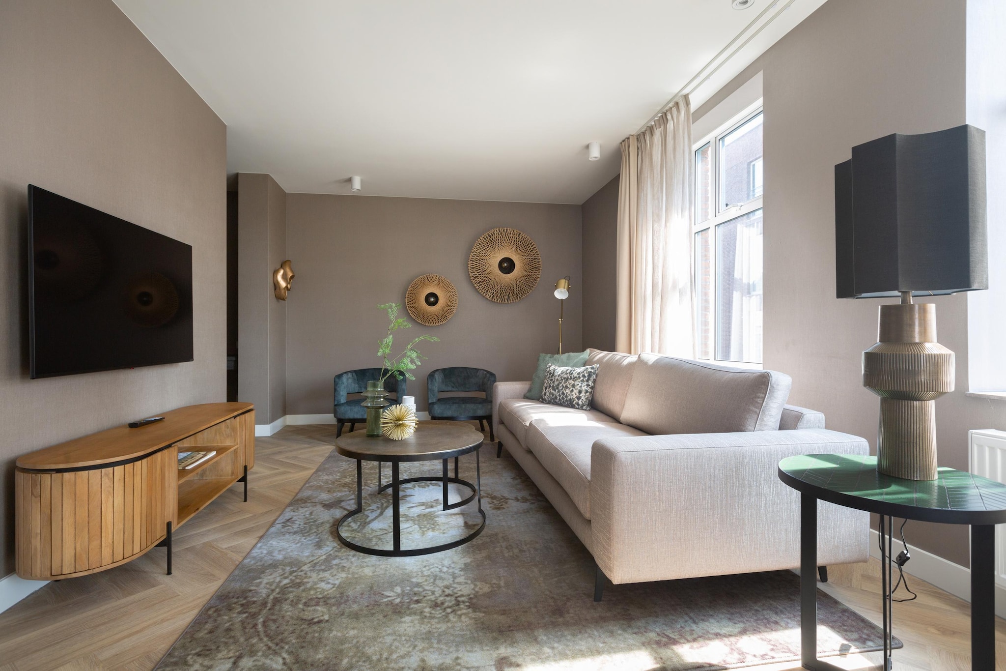 Located in the heart of one of the most popular areas of The Hague, this stylish 2-bedroom, 2-bathroom apartment with a separate toilet offers the perfect blend of comfort and convenience. Ideal for families or business travelers, the apartment is surrounded by cultural, outdoor, and culinary delights, all just a stone’s throw away. Upon entering, you are greeted by contemporary furnishings that create a warm and inviting atmosphere, making it a great home base during your stay.
The spacious kitchen is fully equipped and provides a beautiful view of the historic canal and its picturesque surroundings. For added convenience, the apartment also includes a washer and dryer. The two bedrooms and bathrooms make it perfect for those who prefer to share an apartment instead of staying in a hotel. Smart TVs are available in both bedrooms and the living room, with Chromecast set up for your entertainment.
With a large workspace and a reliable, fast internet connection, the apartment also offers an excellent environment for work-related stays. Located in the Buurtschap 2005 district, it is known for its pleasant, safe, and vibrant atmosphere, giving guests easy access to all that The Hague has to offer. Whether for business or leisure, this apartment provides an exceptional experience.