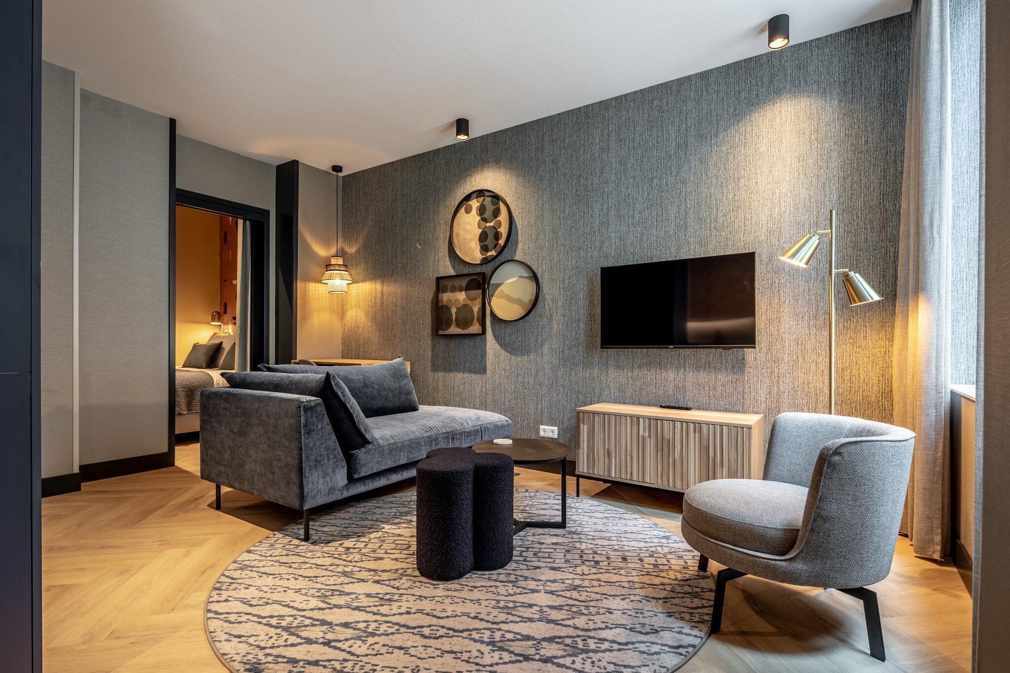 This expansive 3-bedroom apartment spans nearly 100 m², comfortably accommodating up to 5 guests, making it perfect for families or those seeking ample space and privacy. The inviting interior combines natural tones, modern tech, and cozy furnishings. It features a fully equipped kitchen, a roomy dining area, and a relaxing living space with a large SMART TV and Chromecast for your entertainment.
Two bedrooms include double beds, SMART TVs, desks, and generous storage, while the third bedroom offers a single bed with a private sink and heated mirror. The bathroom has a shower and heated mirror, complemented by a separate toilet and a laundry room with washer and dryer. A 10 m² balcony invites you to unwind outdoors.
Guests enjoy a welcoming lobby with complimentary tea and coffee, plus a free fitness room. Sustainability is prioritized with solar-powered electricity and heating. Paid on-street parking is available, with private parking on request. This eco-friendly apartment is ideal for comfortable short or extended stays.