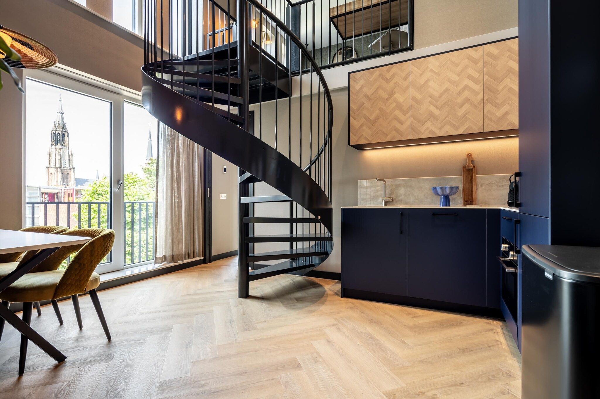 Ground floor: (Living room(TV(smart TV), seating area, chromecast), open kitchen(hob, hood, coffee machine, combination microwave, dishwasher, fridge-freezer, dishes and cutlery, Cooking basics), pantry(washing machine), bathroom(shower(walk-in shower), washbasin, toilet), Internet access)\n\nOn the 1st floor: (bedroom(double bed box))\n\ntumble dryer, washing machine, heating, air conditioning, fitness equipment, hairdryer