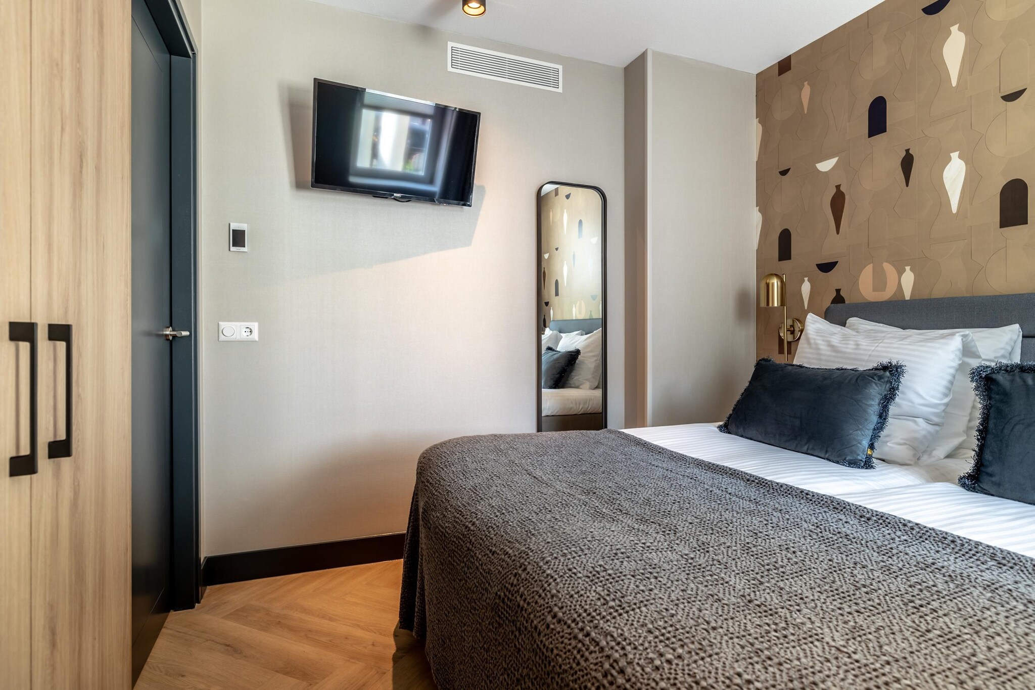 Beautiful apartment, view of Delft canal.