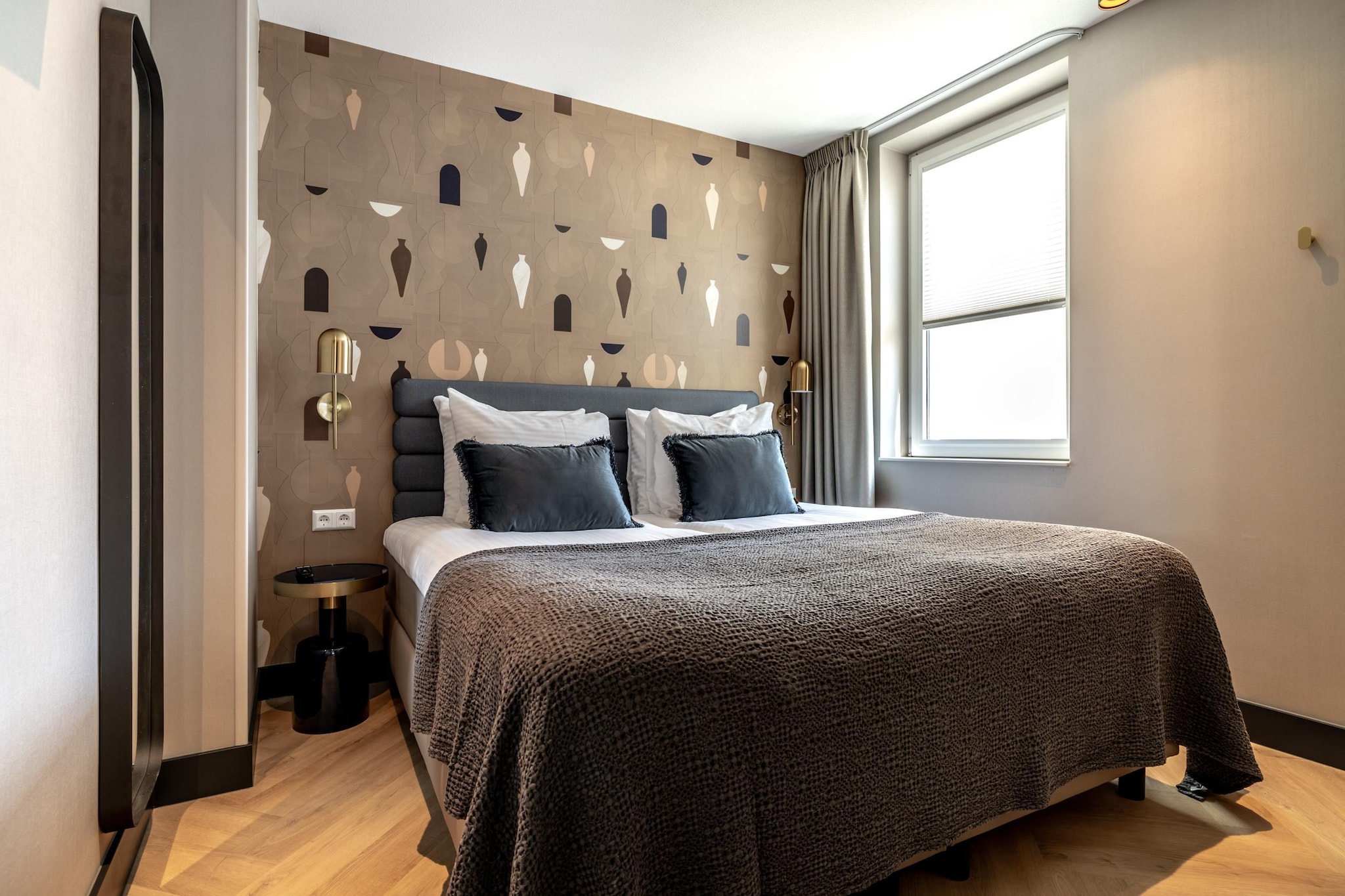 Beautiful apartment, view of Delft canal.