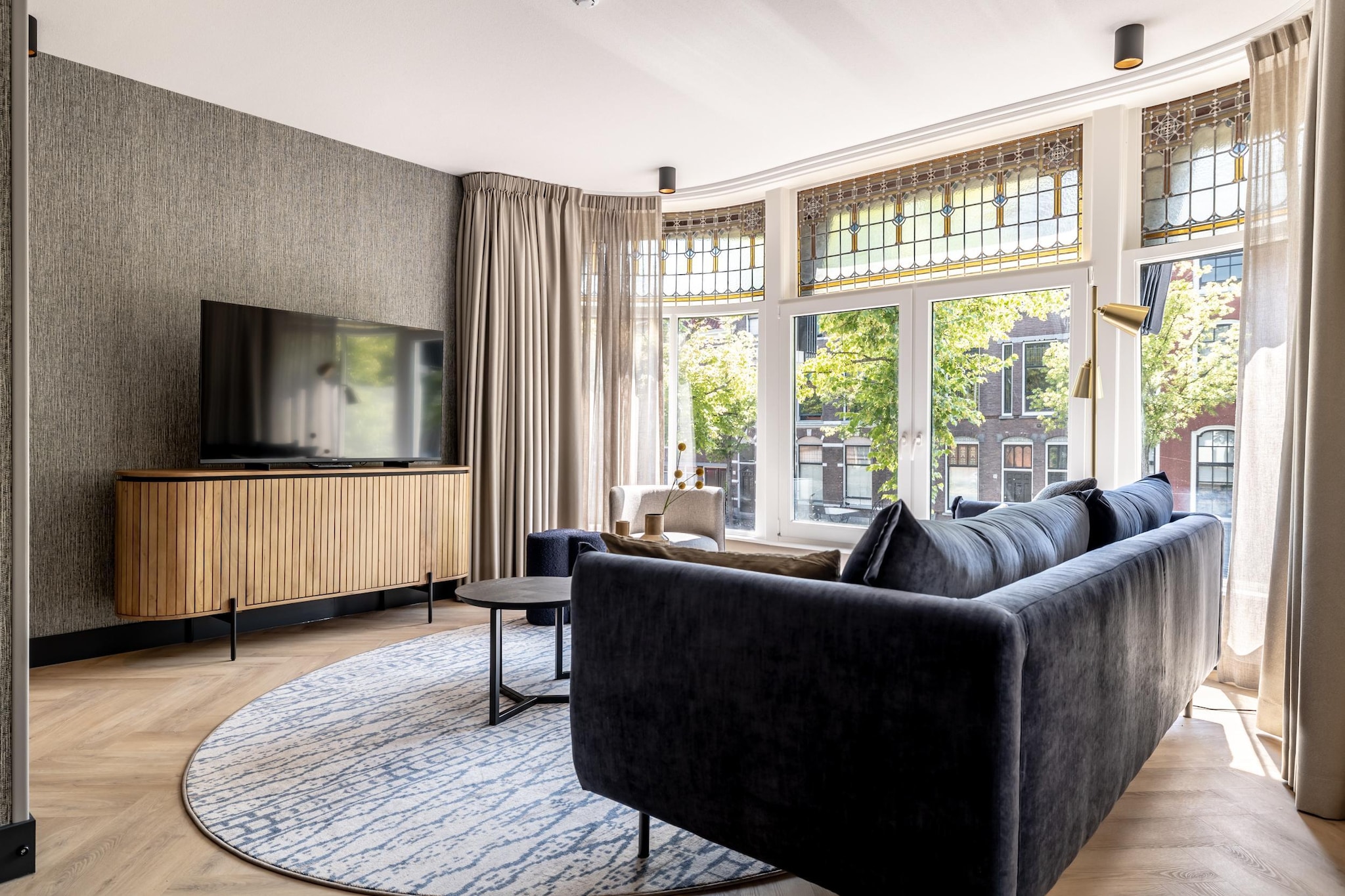 This charming 1-bedroom apartment, covering 50mÂ², offers a spacious and comfortable stay for up to 2 guests. Located in the heart of Delft, it provides an exceptional view of the famous Delft canal, best enjoyed from the apartment's unique bay window. The interior blends natural colors and modern design, creating a warm and inviting atmosphere. The apartment is equipped with a cozy sofa, a large SMART TV with Chromecast, and high-speed internet. The separate bedroom features comfortable box-spring beds, a second SMART TV, and ample closet space. Additionally, there are laundry facilities, including a washing machine and dryer, ensuring convenience throughout your stay.

The property is situated in the historic center of Delft, offering easy access to the cityâ€™s most beloved attractions. The famous canals, vibrant cafes, and local markets are all within walking distance, providing a true Dutch experience. The TU Tech Campus and International School Delft are just a few minutes away, making it an ideal choice for professionals and students. Central Station is within walking distance, offering quick connections to The Hague, Rotterdam, and beyond. For those arriving by air, Rotterdam The Hague Airport is conveniently located just 20 minutes away.

The apartment also features a fully equipped kitchen, allowing guests to prepare their meals with ease. The stylish bathroom includes a shower, a vanity unit with drawers, and a heated mirror, adding comfort and luxury to the space. For year-round comfort, the apartment includes air conditioning with both heating and cooling options.