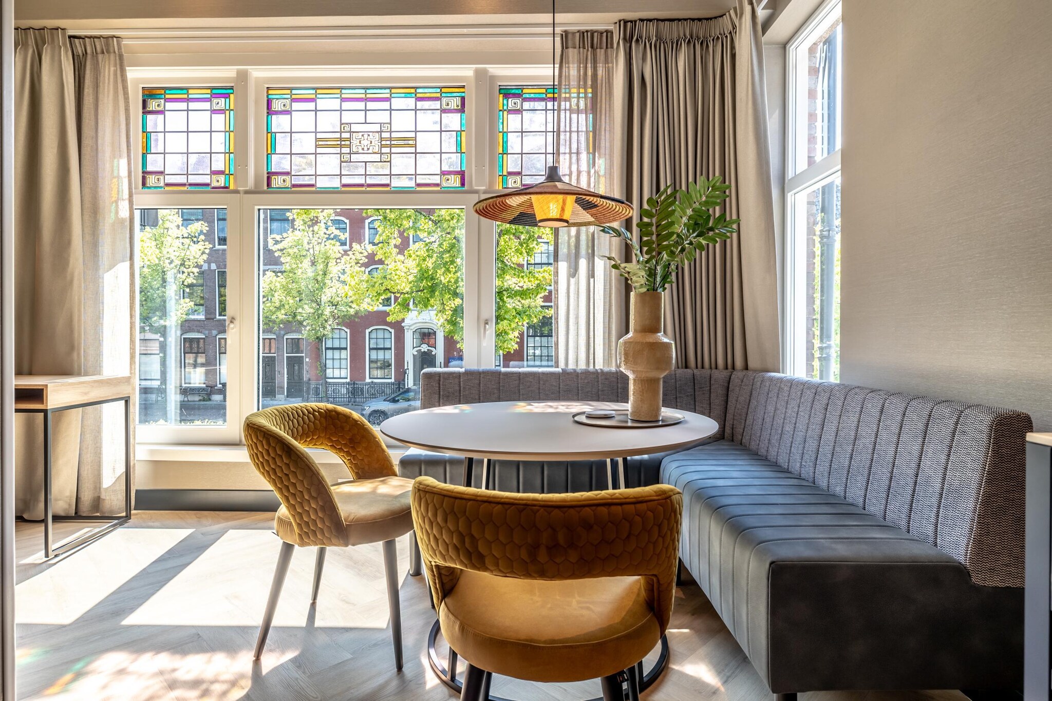 Ground floor: (Living room(TV(smart TV), seating area, chromecast), open kitchen(hob, hood, coffee machine, combination microwave, dishwasher, fridge-freezer, dishes and cutlery, Cooking basics), pantry(washing machine), bedroom(double bed box), bathroom(shower(walk-in shower), washbasin, toilet), toilet(toilet), Internet access)\n\ntumble dryer, heating, air conditioning, parking, fitness equipment, lift, ironing board, iron, hairdryer