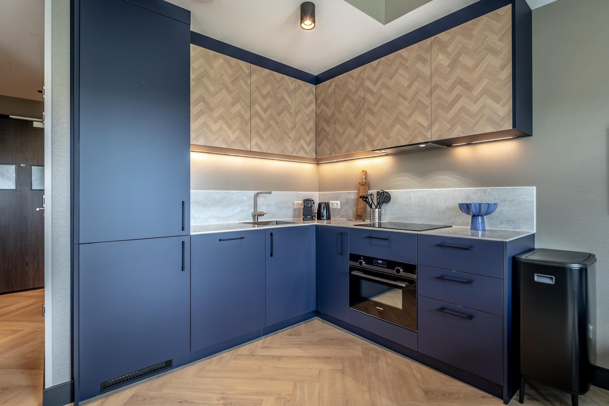 Ground floor: (Living room(TV(smart TV), seating area, chromecast), open kitchen(hob, hood, coffee machine, combination microwave, dishwasher, fridge-freezer, dishes and cutlery, Cooking basics), pantry(washing machine), bedroom(double bed box), bedroom(bunk bed), bathroom(shower(walk-in shower), washbasin, toilet), toilet(toilet), Internet access)\n\ntumble dryer, washing machine, heating, air conditioning, garden, parking, fitness equipment, ironing board, iron, hairdryer