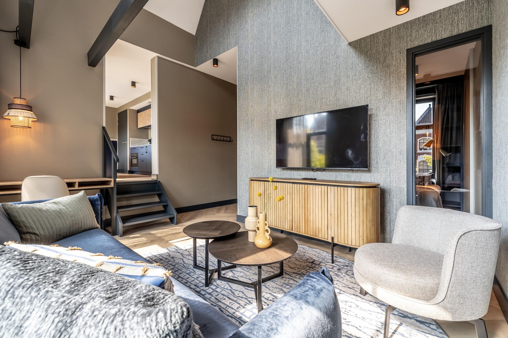 This exceptional 2-bedroom apartment offers a unique living experience with breathtaking views over the canal, allowing you to fully immerse yourself in the charm of Delft. Designed with a distinctive layout, the apartment features separate floors, ensuring privacy and ample space for all guests. The cozy atmosphere greets you as you enter, with a well-equipped kitchen, a dining area, and a comfortable sofa in the living space. A large SMART TV with Chromecast provides entertainment, while the desk and high-speed internet connection create an ideal work-friendly environment.

The first bedroom boasts comfortable box-spring beds and a second SMART TV, while the second bedroom offers two single box-spring beds, making this apartment perfect for families or friends traveling together. The stylish bathroom features a shower, toilet, vanity unit with drawers, and a heated mirror for added convenience. 

Additional amenities include laundry facilities with a washing machine and dryer, ensuring a hassle-free stay. Air conditioning ensures comfort throughout the year, providing both heating and cooling as needed. With the capacity to comfortably accommodate up to 4 guests, this apartment is suitable for both short and long stays, offering a perfect blend of comfort, privacy, and convenience.