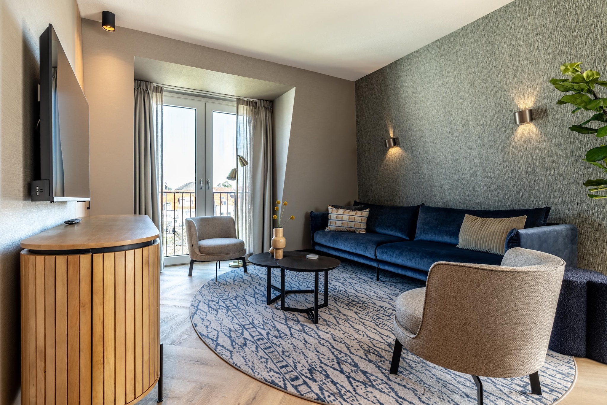 Climbing the stairs to the apartment, you'll be greeted by a spacious private roof terrace offering a stunning view over Delft, perfect for enjoying the outdoors. Inside, the apartment is tastefully designed, featuring a stylish and comfortable interior. Spanning 65 mÂ², it includes a fully equipped kitchen with a cozy dining area, while the living room provides a relaxing sitting area with a SMART TV and Chromecast. For those needing to work, a desk and a reliable high-speed internet connection are available.

The apartment includes two bedrooms, each furnished with comfortable box-spring beds and equipped with a SMART TV and Chromecast. Both bedrooms have their own private bathrooms, complete with a shower, vanity unit with drawers, and a heated mirror. A separate toilet is located in the hallway, adding convenience for guests. Laundry facilities, including a washer/dryer combination, are available for added comfort.

Air conditioning is available throughout the apartment, ensuring comfort by both heating and cooling the space as needed. This apartment offers the perfect combination of modern amenities, private outdoor space, and a peaceful retreat in the heart of Delft, ideal for both short and long stays.