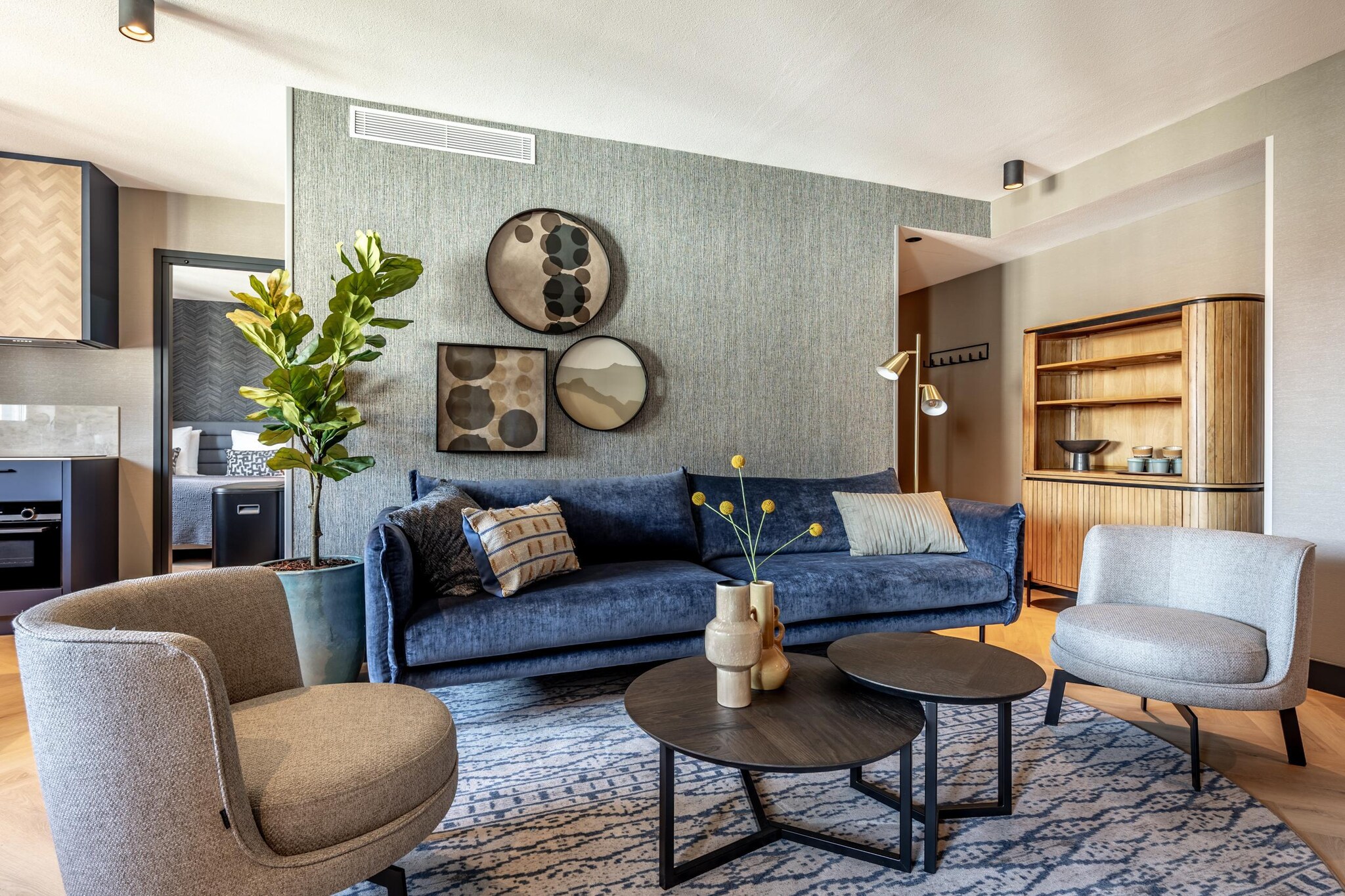 Modern Comfort with Character
Nestled in the heart of historic Delft, this spacious holiday home offers the perfect mix of style, comfort, and convenience. Enjoy relaxing in the bright living area with a SMART TV and Chromecast or whip up meals in the fully equipped kitchen. The private garden provides a peaceful outdoor escape, while air conditioning and a washer/dryer setup ensure year-round comfort. Whether youâ€™re traveling with family, friends, or colleagues, the home is both cozy and practical, with thoughtful touches like desks for remote work and fitness equipment for your wellness routine.

Discover Delftâ€™s Hidden Gems
Step outside and explore the charming streets of Delft, known for its canals, historic architecture, and iconic blue pottery. The Nieuwe Kerk and the famous Royal Delft museum are just a short walk away. For science and innovation enthusiasts, TU Delft is close by. With Rotterdam and The Hague both less than 15 km away, day trips to buzzing city centers, art museums, and cultural landmarks are easy and exciting. Even the beach at Scheveningen is within reach for a spontaneous coastal getaway.

Taste the Local Flavors
Enjoy a culinary journey right at your doorstep. Stroll to Albert Heijn just 140 meters away for essentials or dine out at nearby restaurants serving Dutch favorites, international cuisine, and local craft brews. Popular eateries and cozy cafÃ©s dot the area around the Markt and Beestenmarkt squares, offering great food and vibrant energy. Whether itâ€™s a quick bite or a long dinner, thereâ€™s something here for every appetite.