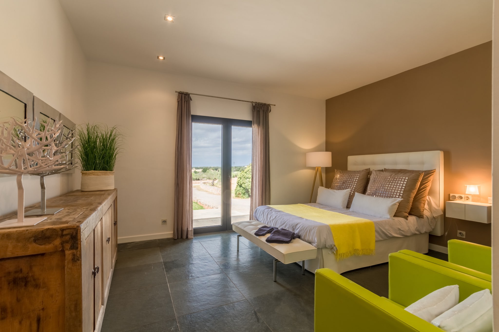 Ground floor: (Kitchen(hob, electric kettle, toaster, coffee machine, oven, microwave, dishwasher, fridge, freezer, Juicer, dishes and cutlery), Living/diningroom(single bed, TV(satellite), dining table, seating area, DVD player, radio, Alarm), bedroom(single bed, single bed), bedroom(double bed, TV), bedroom(double bed), Bedroom with bathroom(double king size bed, TV, shower, washbasin), Bedroom with bathroom(double bed, shower, washbasin), bathroom(shower, washbasin), toilet, Internet access)\n\nGarden Furniture , tumble dryer, hot tub, washing machine, balcony, air conditioning, terrace, garden, sun loungers, BBQ, parking, swimming pool(private), iron, hairdryer