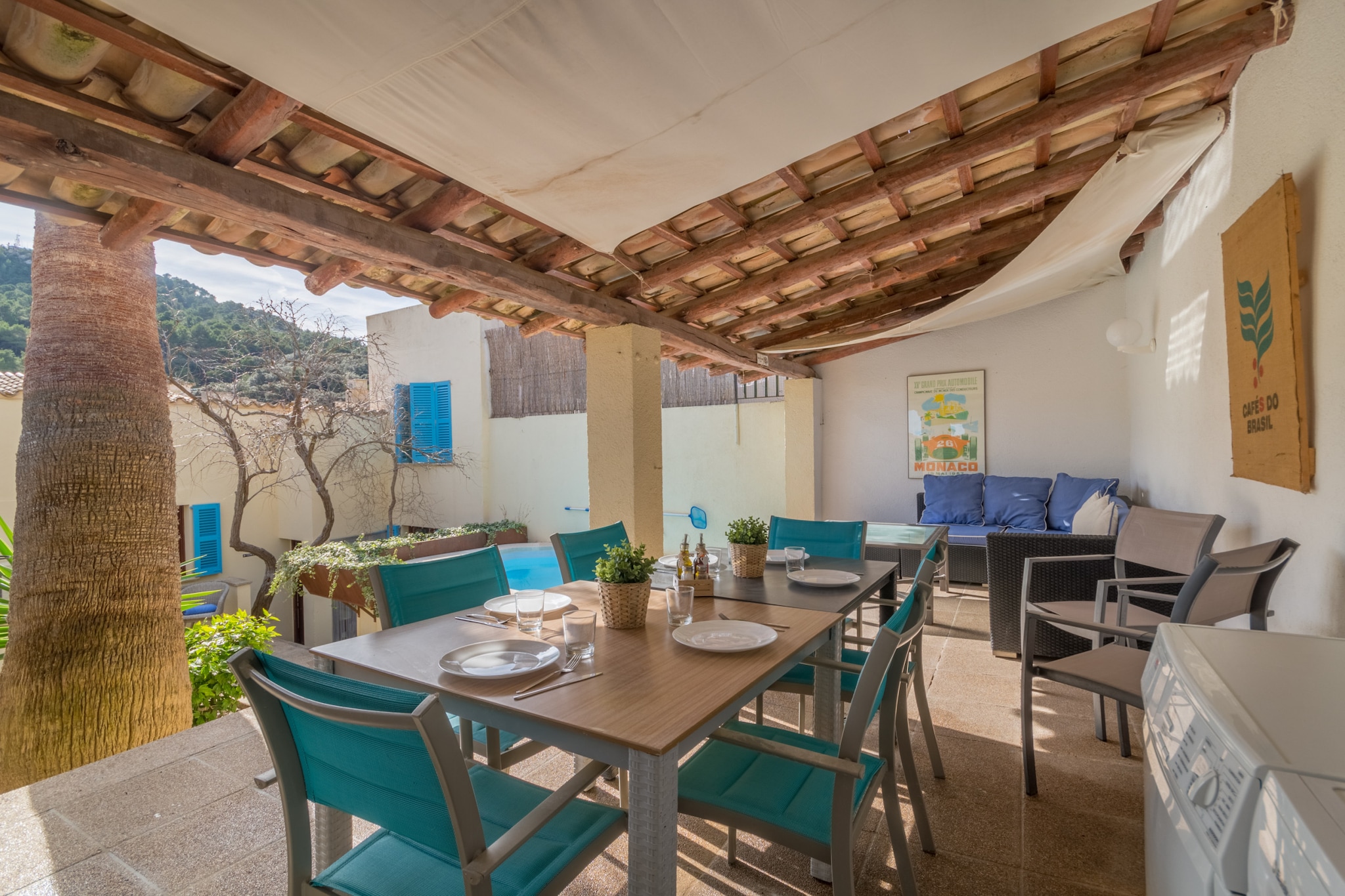 This charming holiday home Yacoset in the heart of Capdepera, Mallorca, offering a comfortable and spacious retreat for up to 9 guests. Spread across multiple floors, this 256 m² townhouse features 5 well-appointed bedrooms, each equipped with air conditioning (hot/cold) to ensure a restful stay. The property includes a cozy living room, a modern kitchen, and multiple bathrooms with showers. A spacious rooftop terrace awaits you, perfect for barbecues or simply soaking in the picturesque views of the surrounding area. The home is equipped with Wi-Fi to keep you connected throughout your stay.
Located just 4 kilometers from the stunning beaches of Cala Agulla, you can spend your days relaxing on the golden sands or enjoying the crystal-clear waters. For diving enthusiasts, the nearby rocky beaches, including Cala Lliteres, offer an underwater world teeming with marine life. The charming village of Capdepera itself offers traditional cobblestone streets, local shops, and a welcoming atmosphere.
Inside the holiday home, you’ll find a fully equipped kitchen with modern appliances, perfect for preparing meals. There’s also a laundry room and a bathroom with a shower on the ground floor for added convenience. Whether you’re cooking up a feast or enjoying a quiet evening in the living room, this villa provides all the amenities for an unforgettable holiday.
The rental license number is ETV/8185