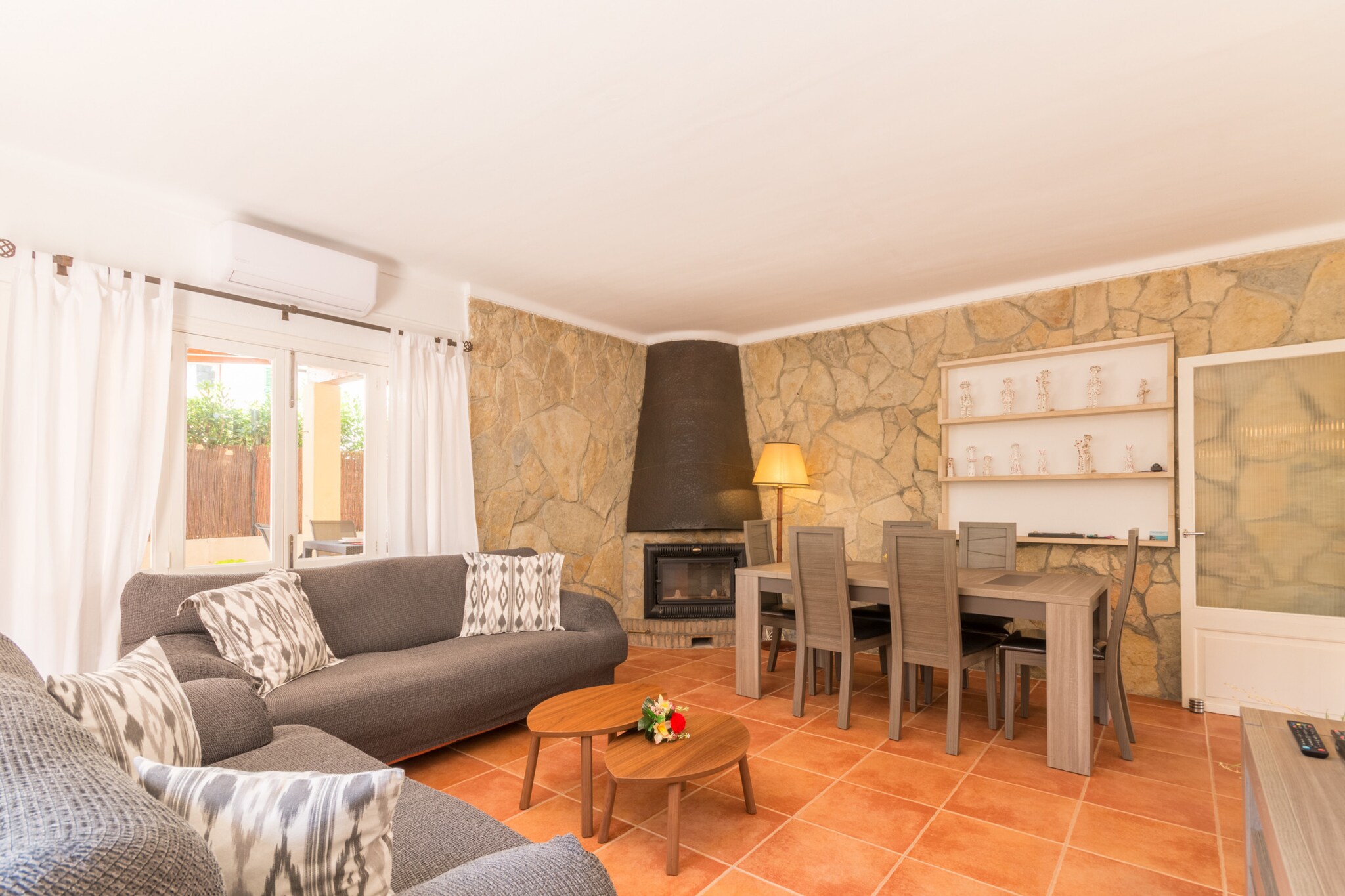 This modern holiday home, Bona Mar, in Cala Ratjada offers a cozy and spacious retreat, with 3 bedrooms and the capacity to accommodate up to 6 guests. The 150 m² property features all the comforts needed for a relaxing vacation, including air conditioning throughout the house and a private swimming pool. The living space includes a TV with satellite channels, a fireplace, and a radio, ensuring entertainment and relaxation for all guests. The home is situated in a family-friendly zone and offers easy access to local amenities, including supermarkets, restaurants, and beaches.
Located just 200 meters from the beautiful "Playa na Ferradura" and 250 meters from "Playa Son Moll," the property is perfectly positioned for beach lovers. The area is also home to various dining options such as "Noah´s Lounge" and "Bodega Andaluza," both within a short walking distance. A 1 km walk will take you to the rocky "Cala Gat," while the popular "Cala Agulla" beach is only 2 km away. For those seeking a cultural experience, the city of Capde Pera is just 2 km away, and the nearby town of Manacor, 26 km away.
Inside the house, you’ll find a fully equipped independent kitchen with modern appliances, including a fridge, microwave, oven, and dishwasher, perfect for preparing meals during your stay. The property also features two bathrooms, with a washing machine and dryer for added convenience. Enjoy outdoor meals and barbecues on the large 200 m² terrace, or relax in the garden with outdoor furniture.
The rental license number is ETV/5246