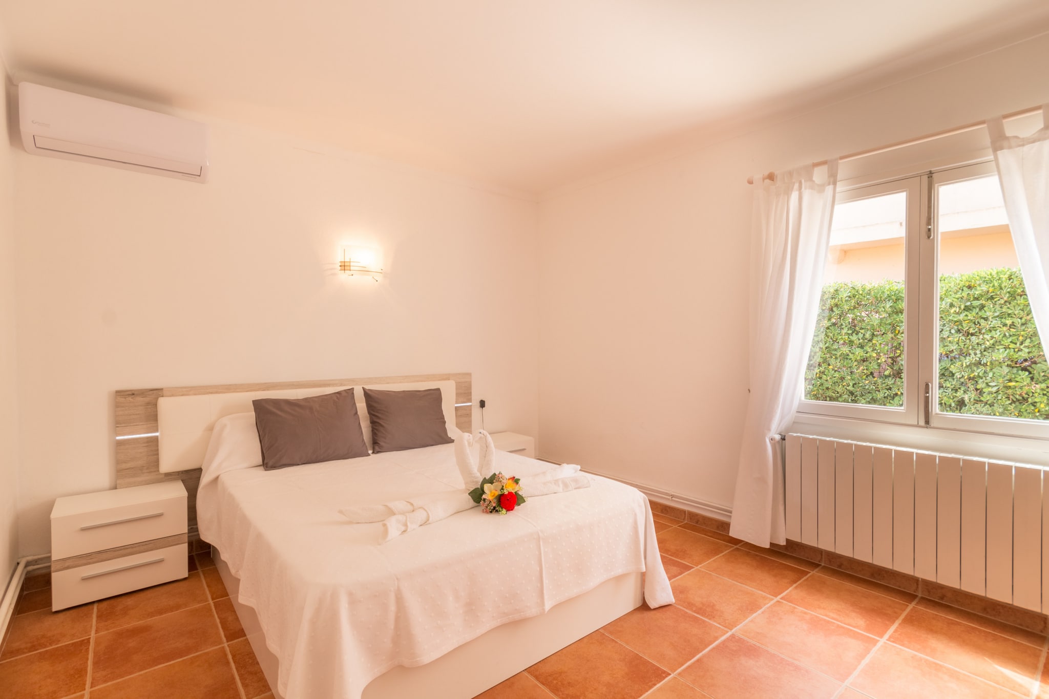 Kitchen(electric kettle, toaster, coffee machine, oven, microwave, dishwasher, fridge, freezer, Juicer, dishes and cutlery), Living/diningroom(TV(satellite), dining table, fireplace, seating area, radio), bedroom(single bed, single bed), bedroom(single bed, single bed), bedroom(double bed), bathroom(shower), bathroom(bath tub), Internet access, Garden Furniture , tumble dryer, washing machine, air conditioning, terrace, garden, sun loungers, BBQ, parking, swimming pool(private, outside), iron, hairdryer