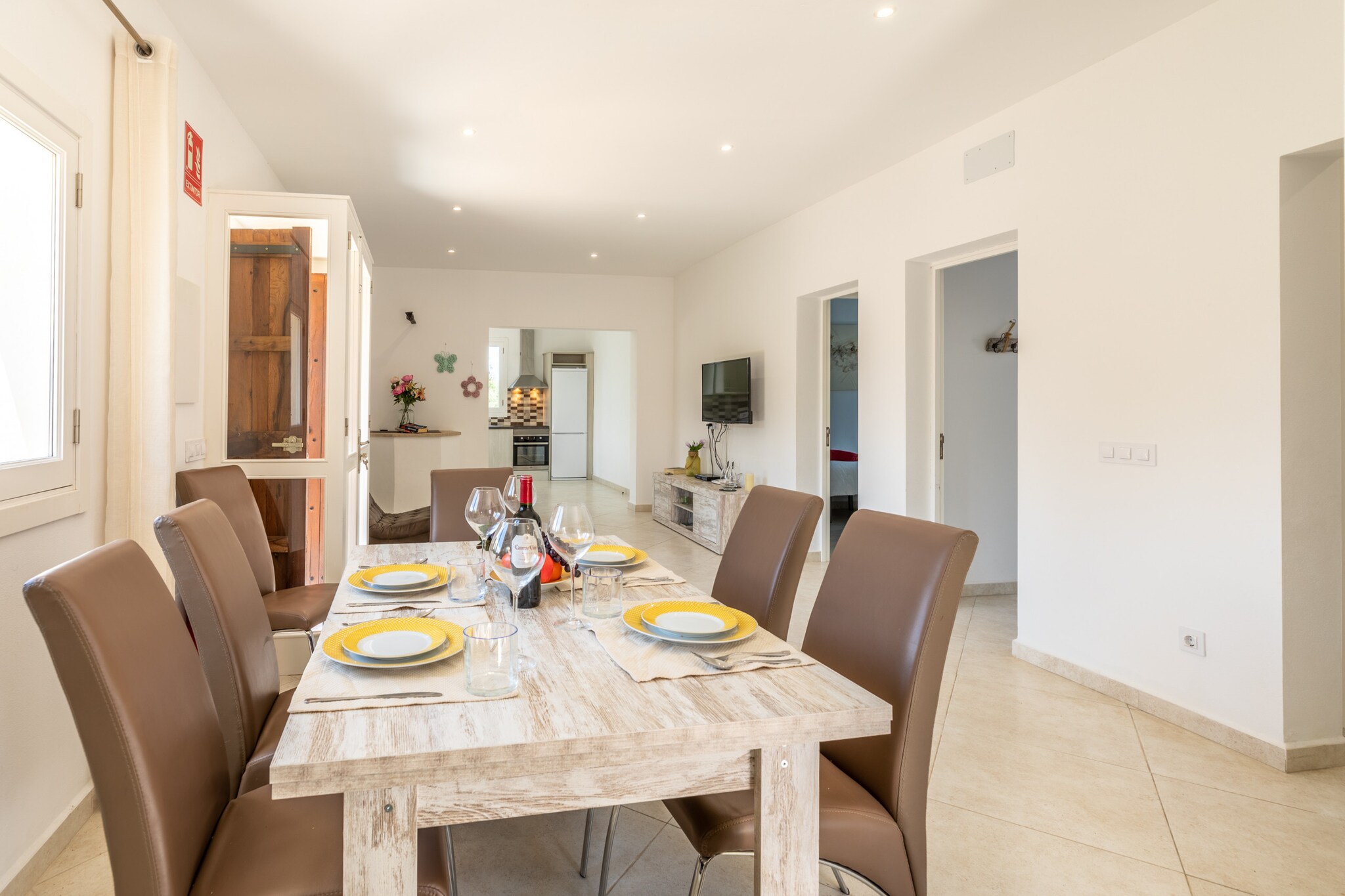 Kitchen(coffee machine, oven, microwave, dishwasher, fridge, freezer, dishes and cutlery), Living/diningroom(TV(satellite), dining table, seating area, radio, Alarm), bedroom(single bed, single bed, TV), bedroom(single bed, single bed), bedroom(single bed, single bed), bedroom(single bed, single bed), bathroom(shower), bathroom(shower), bathroom(shower), Internet access, TV, washing machine, air conditioning, terrace, garden, sun loungers, BBQ, parking, swimming pool(private), hairdryer