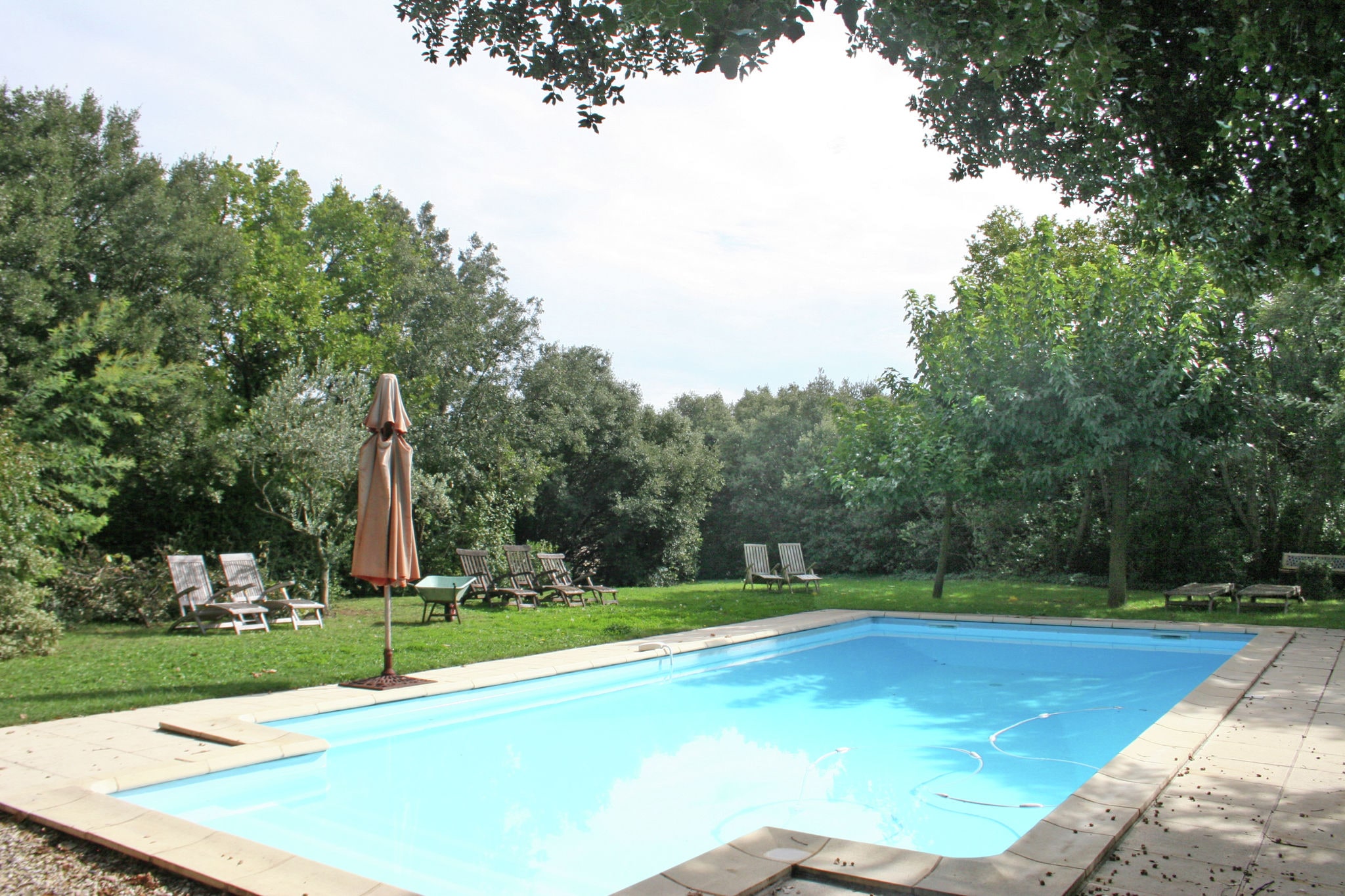 Ruim landhuis in Grignan, Frankrijk met zwembad