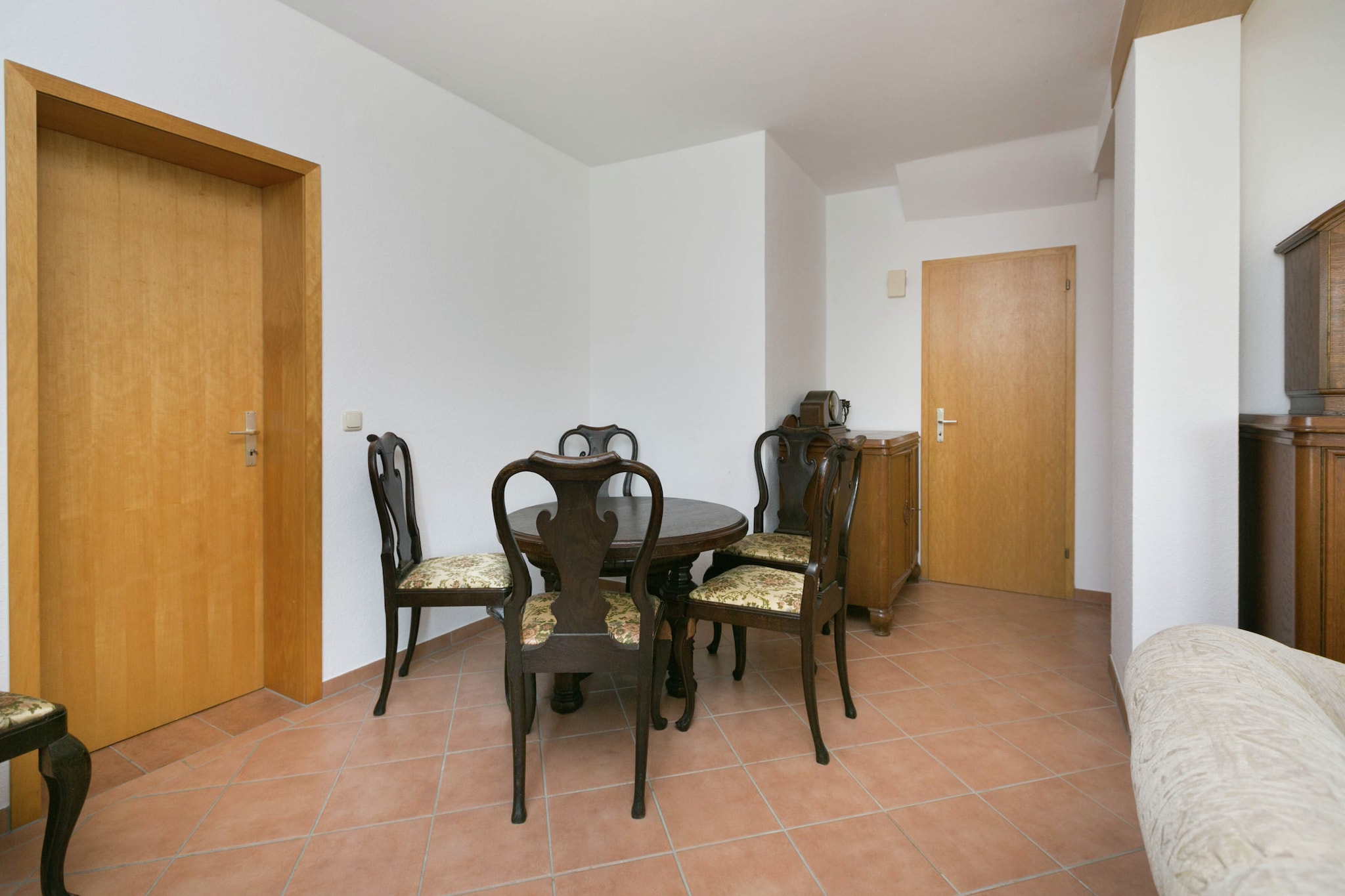 Ground floor: (hall, Kitchen(electric kettle, toaster, cooker, coffee machine, oven, microwave, dishwasher, fridge), Living/diningroom(TV, dining table, seating area), bedroom(double bed), bathroom(shower, toilet, washing machine))\n\nterrace, garden(shared with other guests), garden furniture, parking