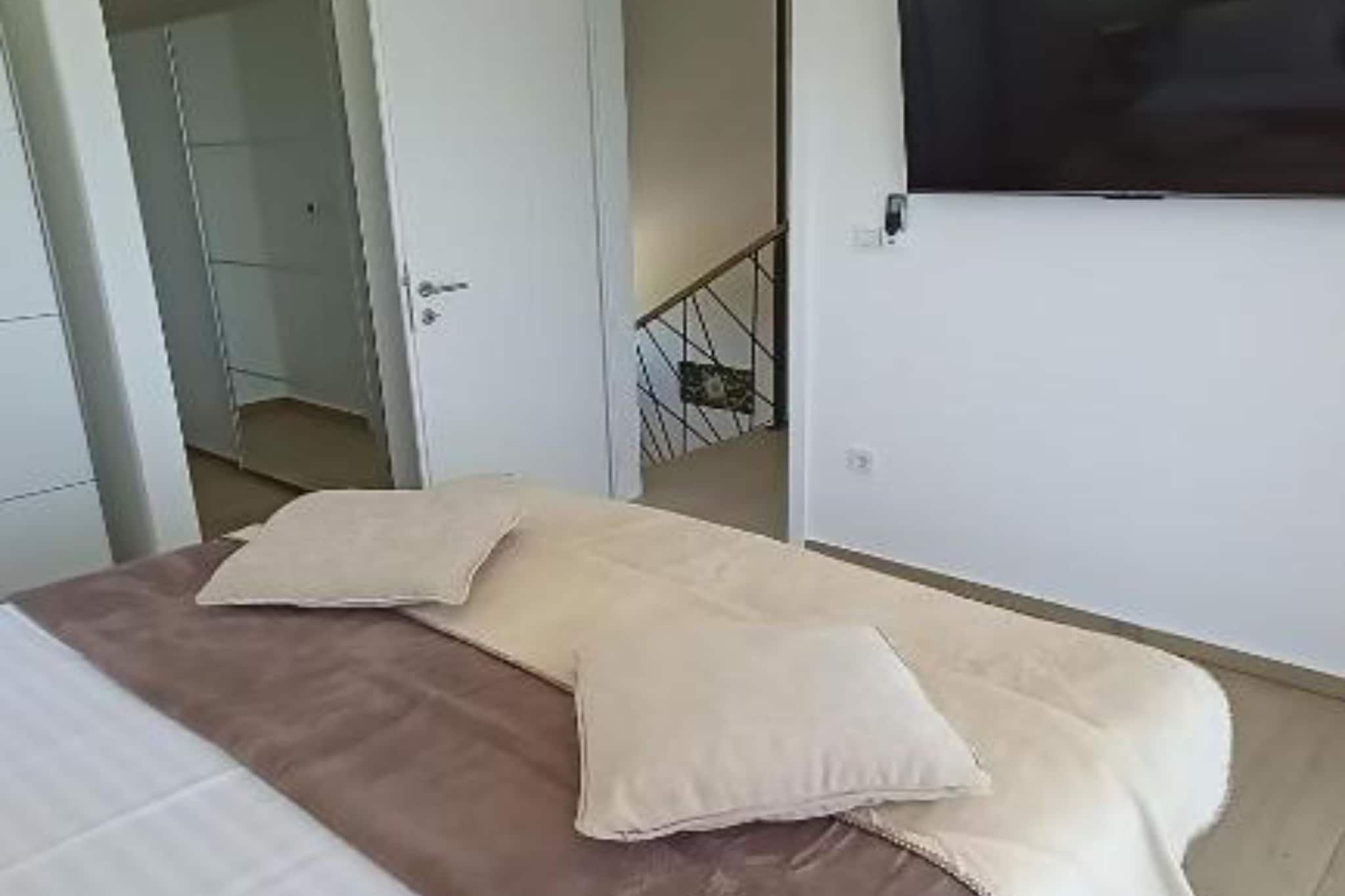 Villa Sunrise with Outdoor Pool - Four Bedroom Villa with Pool-Slaapkamer