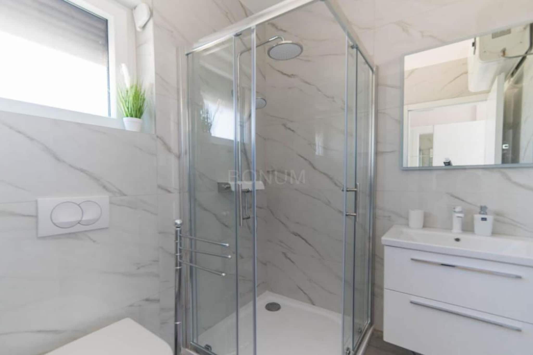 Villa Sunrise with Outdoor Pool - Four Bedroom Villa with Pool-Badkamer