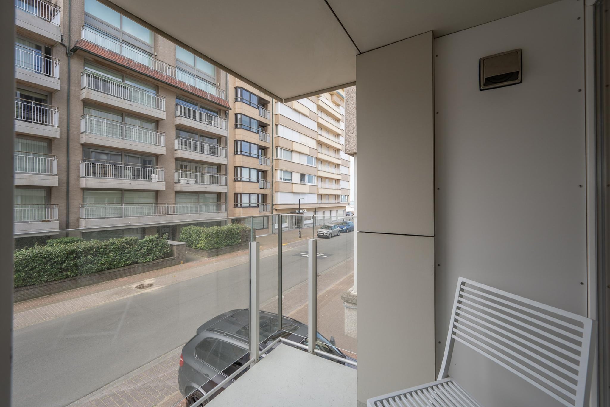 On the 1st floor: (Kitchen(hob(ceramic), toaster, coffee machine(cups, filter), combination microwave, dishwasher), Living/diningroom(TV(digital), dining table, seating area), bedroom(double bed(180 x 200 cm), TV(digital)), bedroom(double bed(180 x 200 cm), TV(digital)), bedroom(bunk bed), bathroom(bathtub with shower, washbasin, toilet), Internet access)\n\ntumble dryer, washing machine, balcony or terrace, patio, parking, ironing board