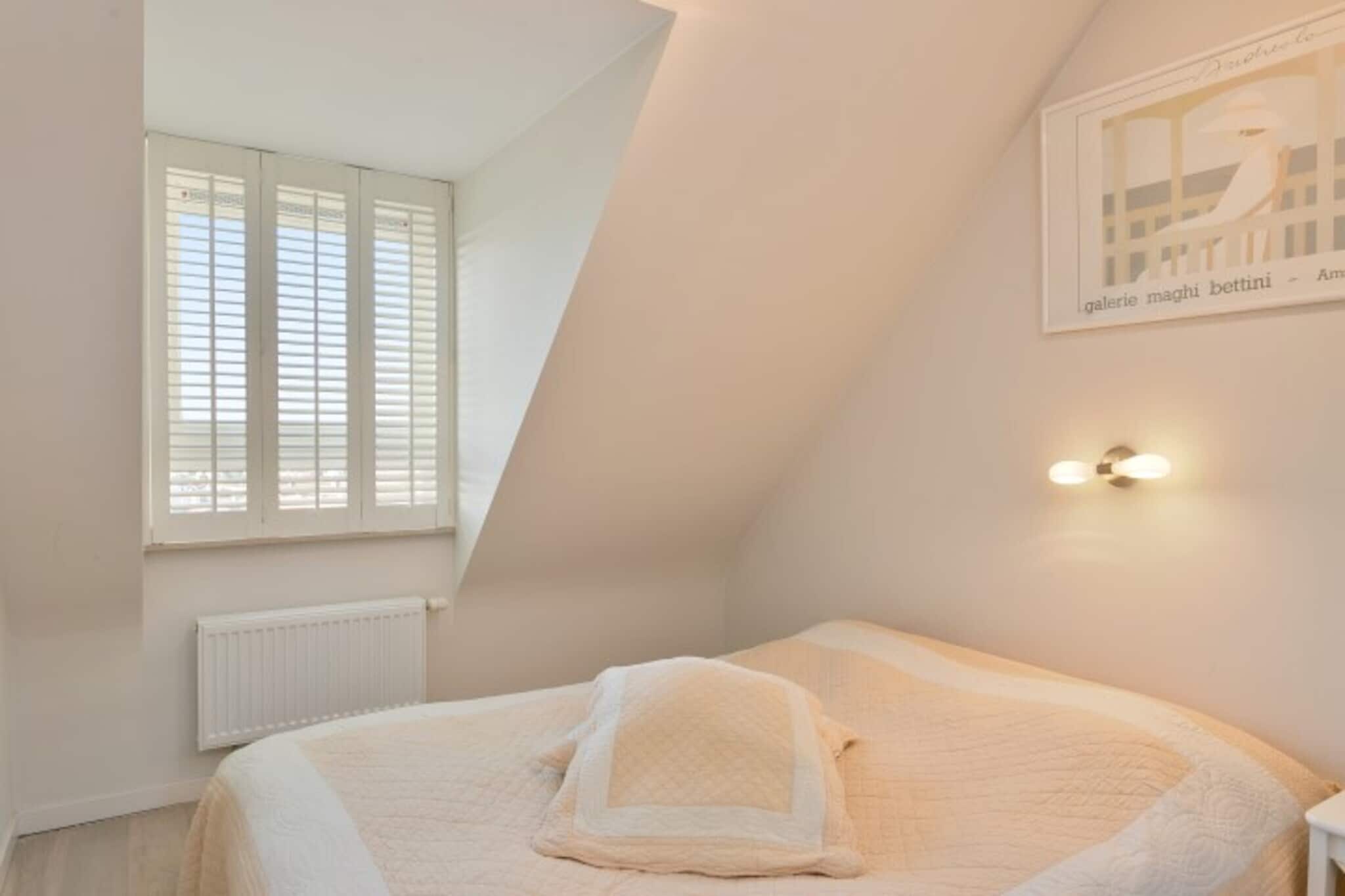 On the 8th floor: (Kitchen(hob(gas), electric kettle, toaster, coffee machine(pads), combination microwave, dishwasher, Blender), Living/diningroom(TV(digital), dining table, decorative fireplace, seating area), bedroom(double bed(180 x 200 cm), TV(digital)), bedroom(double bed(160 x 200 cm)), bedroom(double bed(140 x 200 cm)), bathroom(bath tub, washbasin), bathroom(shower, washbasin), toilet(toilet), toilet(toilet), Internet access)\n\ngarage(on the same premises), tumble dryer, hot tub, washing machine, patio, terrace, bicycle storage, ironing board, iron, Sea view