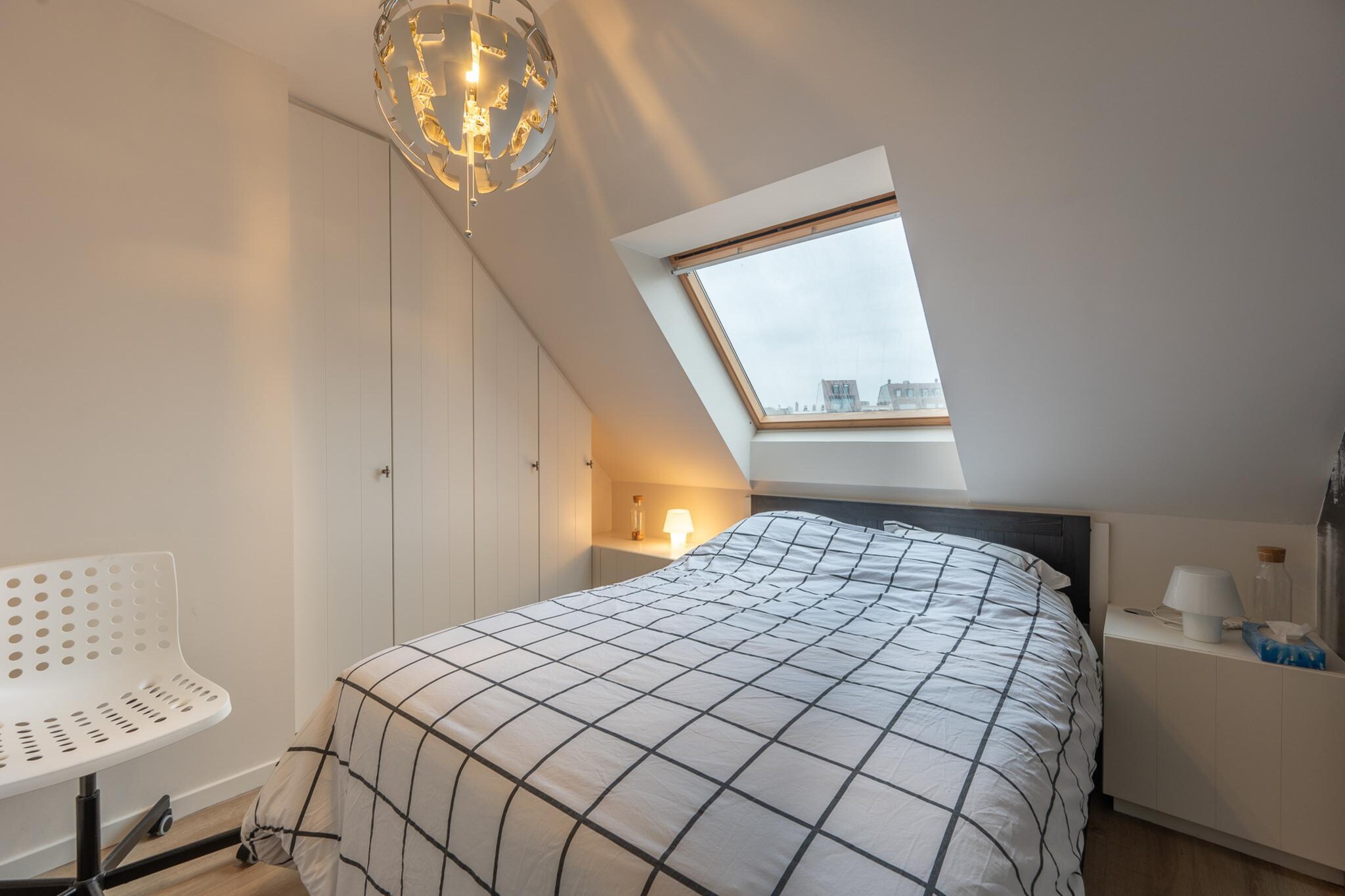 On the 5th floor: (Kitchen(hob(induction), electric kettle, toaster, coffee machine(pads), oven, combination microwave, dishwasher, Blender), Living/diningroom(TV(digital), dining table, seating area, wireless music system), bedroom(double bed(160 x 200 cm)), bedroom(double bed(160 x 200 cm)), Bedroom with bathroom(double bed(180 x 200 cm), shower, washbasin), bathroom(bath tub, washbasin), toilet(toilet), toilet(toilet), Internet access)\n\ngarage, tumble dryer, washing machine, patio, terrace, bicycle storage