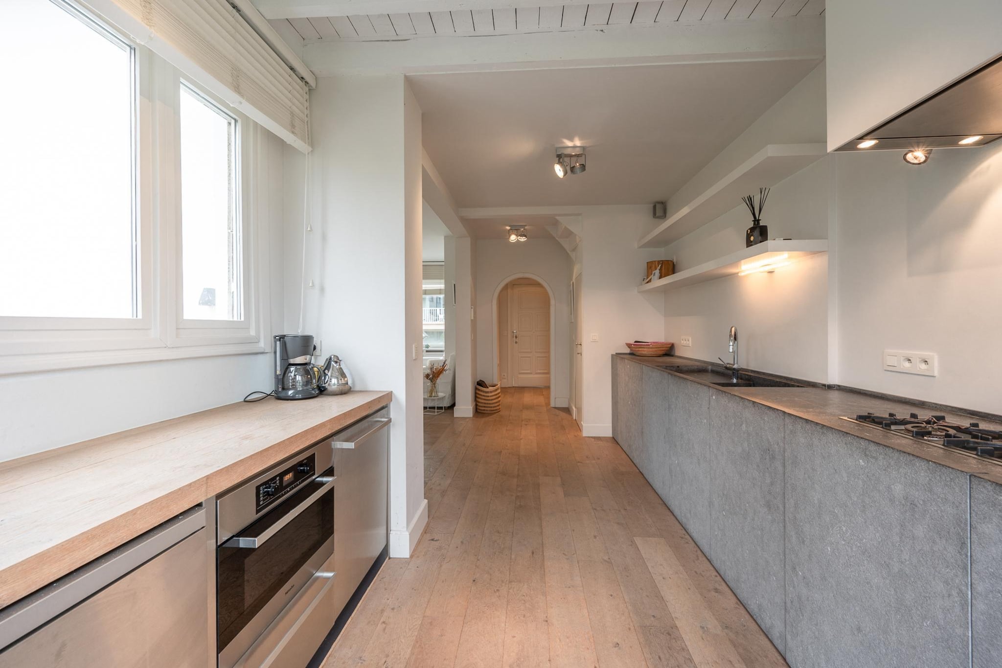 Ground floor: (open kitchen(hob(gas), electric kettle, toaster, coffee machine(filter), combination microwave, dishwasher, Blender), Living/diningroom(TV(digital), dining table, seating area), toilet(toilet), Internet access)\n\nOn the 1st floor: (bedroom(double bed(160 x 200 cm)), Bedroom with bathroom(double bed(180 x 200 cm), shower, toilet))\n\nOn the 2nd floor: (bedroom(double bed(180 x 200 cm)), toilet(toilet))\n\ngarage, tumble dryer, washing machine, terrace, bicycle storage, ironing board, iron