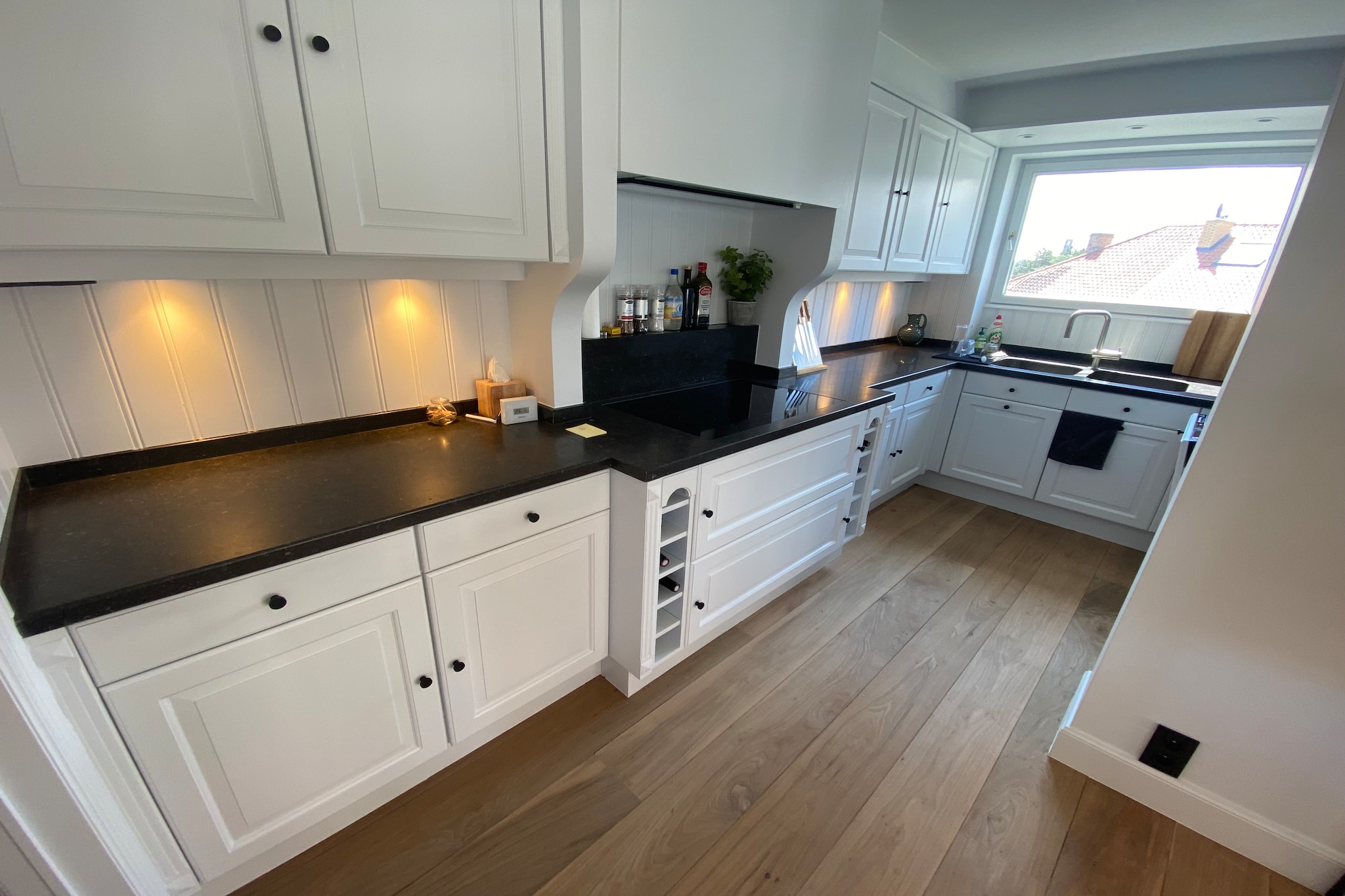 This unique duplex apartment, nestled in a beautiful villa residence on Bayauxlaan, offers a luxurious retreat between the iconic Casino Square and Rubensplein. Combining comfort with style, the apartment is the perfect home base for your stay in Knokke-Heist.

Located in a prime spot, this apartment offers easy access to Knokke-Heistâ€™s vibrant attractions. Take a stroll to the beach or relax at one of the nearby beach bars. Visit the bustling town center for its array of shops, restaurants, and cafes, or enjoy the nearby Zwin Nature Park for a tranquil nature escape. For entertainment, the Knokke Casino offers an exciting night out.

The spacious, sunny living room opens onto large terraces, creating a seamless connection between indoor and outdoor living. The well-equipped open kitchen features modern appliances, making it a pleasure to prepare meals. On the first floor, you'll find two spacious bedrooms, each with its own bath or shower room, ensuring comfort and privacy. Additionally, indulge in the bliss of an infrared sauna for ultimate relaxation after a day of exploring. The apartment includes a garage in the underground parking area and bicycle storage for your convenience, making it easy to explore the area on two wheels. With modern amenities like WiFi, Netflix, Sonos, air conditioning, and a fully equipped kitchen, this apartment offers a blend of comfort, luxury, and location for your perfect stay in Knokke-Heist.

Kindly note that the booking is subject to the hostâ€™s approval. The host will reach out to you shortly to confirm the details.
