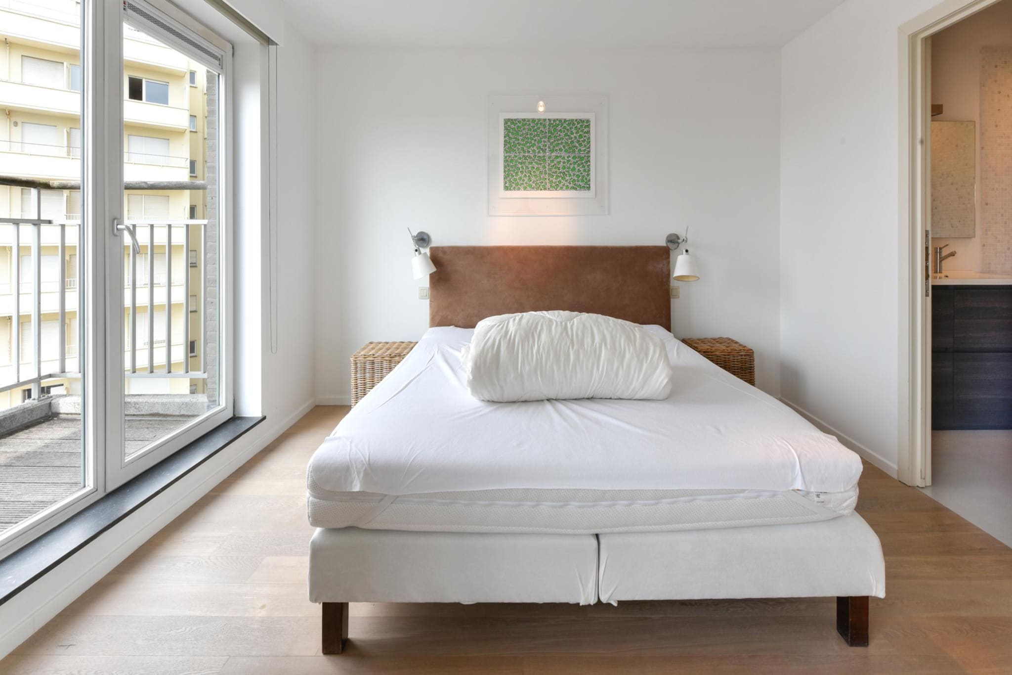 On the 5th floor: (Kitchen(hob(ceramic), electric kettle, toaster, coffee machine(cups, filter), oven, combination microwave, dishwasher, Blender), Living/diningroom(TV(digital), dining table, seating area), Bedroom with bathroom(double bed(180 x 200 cm), bath tub, washbasin), toilet(toilet), Internet access)\n\nOn the 6th floor: (Living room(TV(digital), seating area), bedroom(double bed(180 x 200 cm)), bedroom(double bed(180 x 200 cm)), bathroom(shower, washbasin), toilet(toilet), storage)\n\ngarage, tumble dryer, washing machine, patio, terrace, bicycle storage, parking, ironing board, iron, Charging post for electric cars, netflix