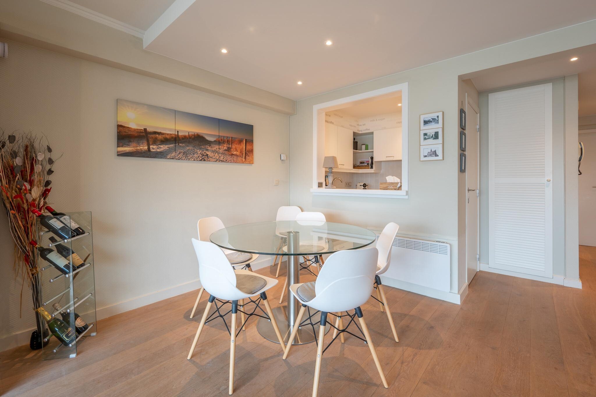 This tasteful and comfortable two-bedroom apartment offers the perfect blend of style and relaxation, featuring a spacious sun terrace where you can unwind and enjoy the fresh air. Ideally located just a short walk from the sailing school in Duinbergen, itâ€™s an excellent base for those looking to enjoy the coastal lifestyle of Knokke-Heist.

The apartment boasts modern dÃ©cor with a thoughtful layout, ensuring everything you need for a pleasant stay is within reach. The living room is cozy and inviting, equipped with digital television and a Chromecast, offering entertainment options including Netflix. The well-equipped kitchen features a dishwasher, Nespresso machine, combi oven/microwave, and everything you need to prepare delicious meals. Both bedrooms are designed for maximum comfort, with the first bedroom offering a double bed (160x200), and the second bedroom featuring a larger double bed (180x200). A full bathroom with both a bath and shower ensures a relaxing experience after a day of exploring the area.

Outside, the sun terrace provides a peaceful retreat with patio furniture, perfect for enjoying a morning coffee or evening drinks. Bicycle storage is available, making it easy to explore the surrounding area on two wheels. With its prime location, modern amenities, and comfortable atmosphere, this apartment is the ideal choice for a relaxing getaway in Knokke-Heist!

Kindly note that the booking is subject to the hostâ€™s approval. The host will reach out to you shortly to confirm the details.

