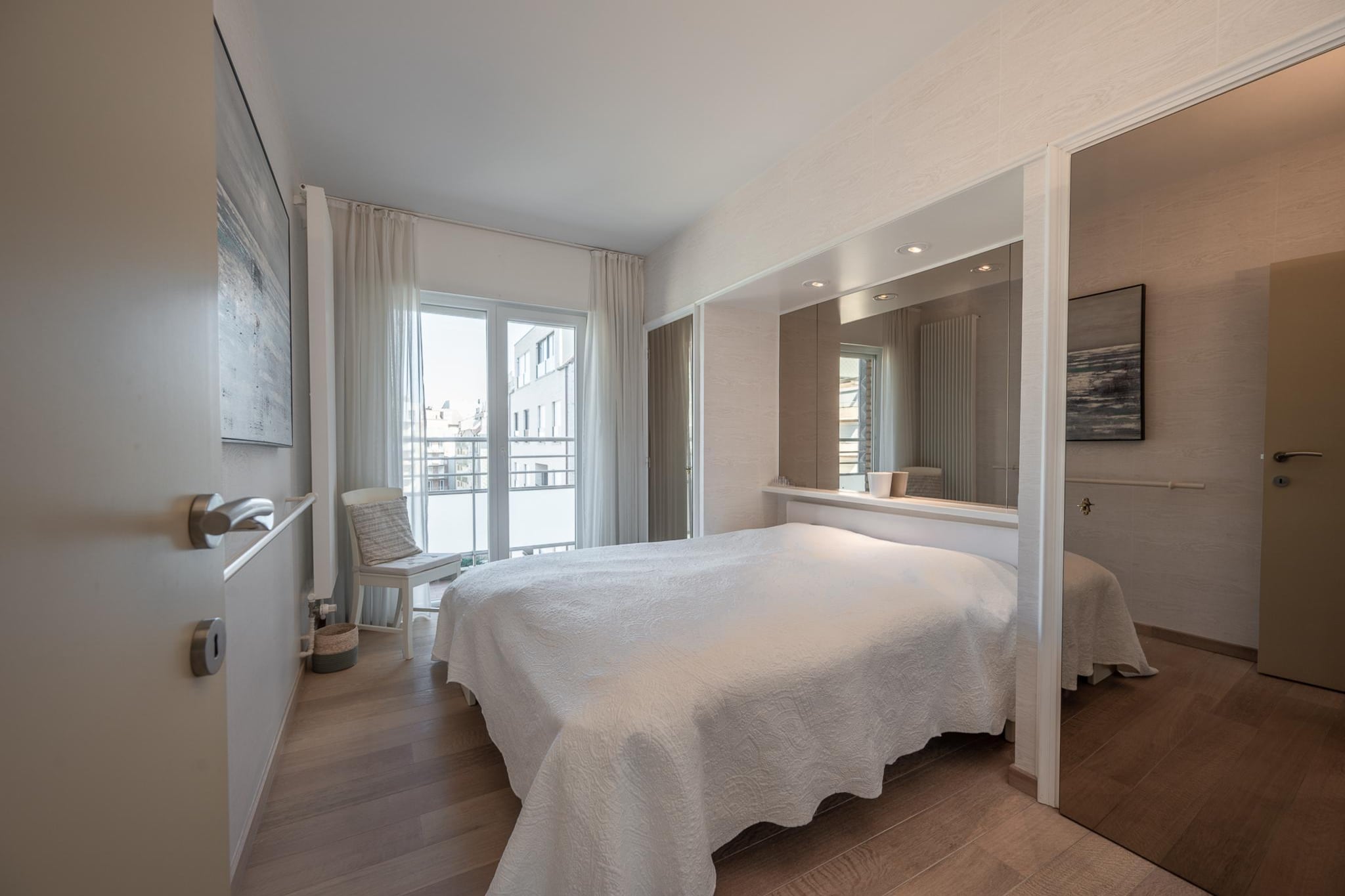 Nestled on the sunny side of Meerlaan, just a short walk from the lively Zeedijk, this stylish apartment offers both comfort and beauty. The wide sun terrace boasts an exceptional side sea view, creating the perfect spot to unwind and soak in the coastal atmosphere. Inside, the cozy living room opens onto the terrace, inviting natural light to flood the space. The open kitchen is fully equipped with modern appliances, ideal for preparing meals with ease. Two spacious bedrooms, each with a double bed, ensure restful nights, while a separate shower room adds convenience for all guests.  

Located just steps away from the beach, you’ll enjoy easy access to the seaside promenade, perfect for morning walks or bike rides along the coast. Explore the nearby attractions, including the vibrant Knokke-Heist center, the renowned Knokke Casino, and the tranquil Zwin Nature Reserve. With shops, restaurants, and cafés all within walking distance, this apartment is ideally situated for a relaxing and enjoyable stay.  

The apartment also offers practical amenities such as an outdoor parking space just around the corner and bicycle storage. Whether you’re relaxing on the terrace, strolling along the beach, or exploring the nearby attractions, this apartment offers a perfect blend of relaxation and coastal charm for your next getaway.

Kindly note that the booking is subject to the host’s approval. The host will reach out to you shortly to confirm the details.
