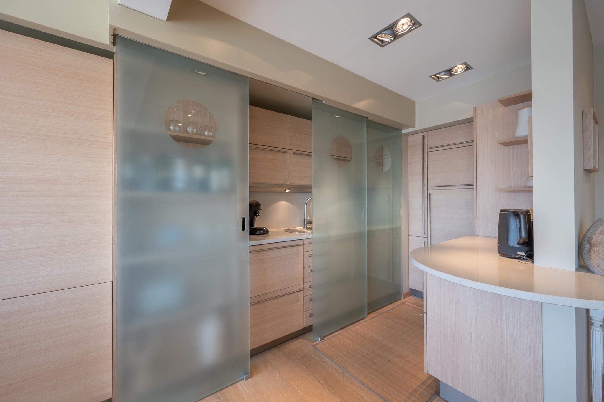 On the 5th floor: (open kitchen(hob(induction), electric kettle, toaster, coffee machine(pads), combination microwave, dishwasher, Juicer, Blender), Living/diningroom(TV(digital), dining table, seating area), bedroom(single bed(80 x 200 cm), single bed(80 x 200 cm)), bedroom(single bed(80 x 200 cm), single bed(80 x 200 cm)), bathroom(shower, washbasin, toilet), Internet access)\n\ngarage(Parking), patio, terrace, bicycle storage