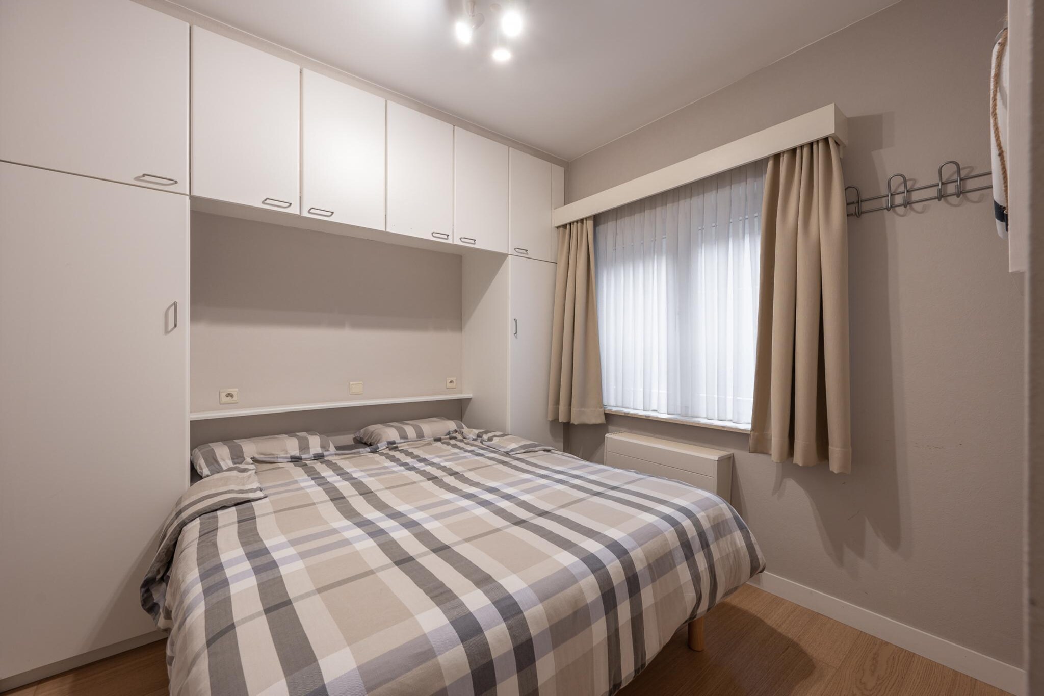 Ground floor: (open kitchen(hob(ceramic), toaster, coffee machine(cups, filter, pads), oven, combination microwave, dishwasher, Juicer, Blender), Living/diningroom(TV(digital), dining table, seating area), Bedroom with bathroom(double bed(160 x 200 cm), bathtub with shower, washbasin, toilet), Bedroom with bathroom(bunk bed(90 x 200 cm), shower, washbasin), toilet(toilet), Internet access)\n\nwashing machine, patio, terrace, ironing board, iron