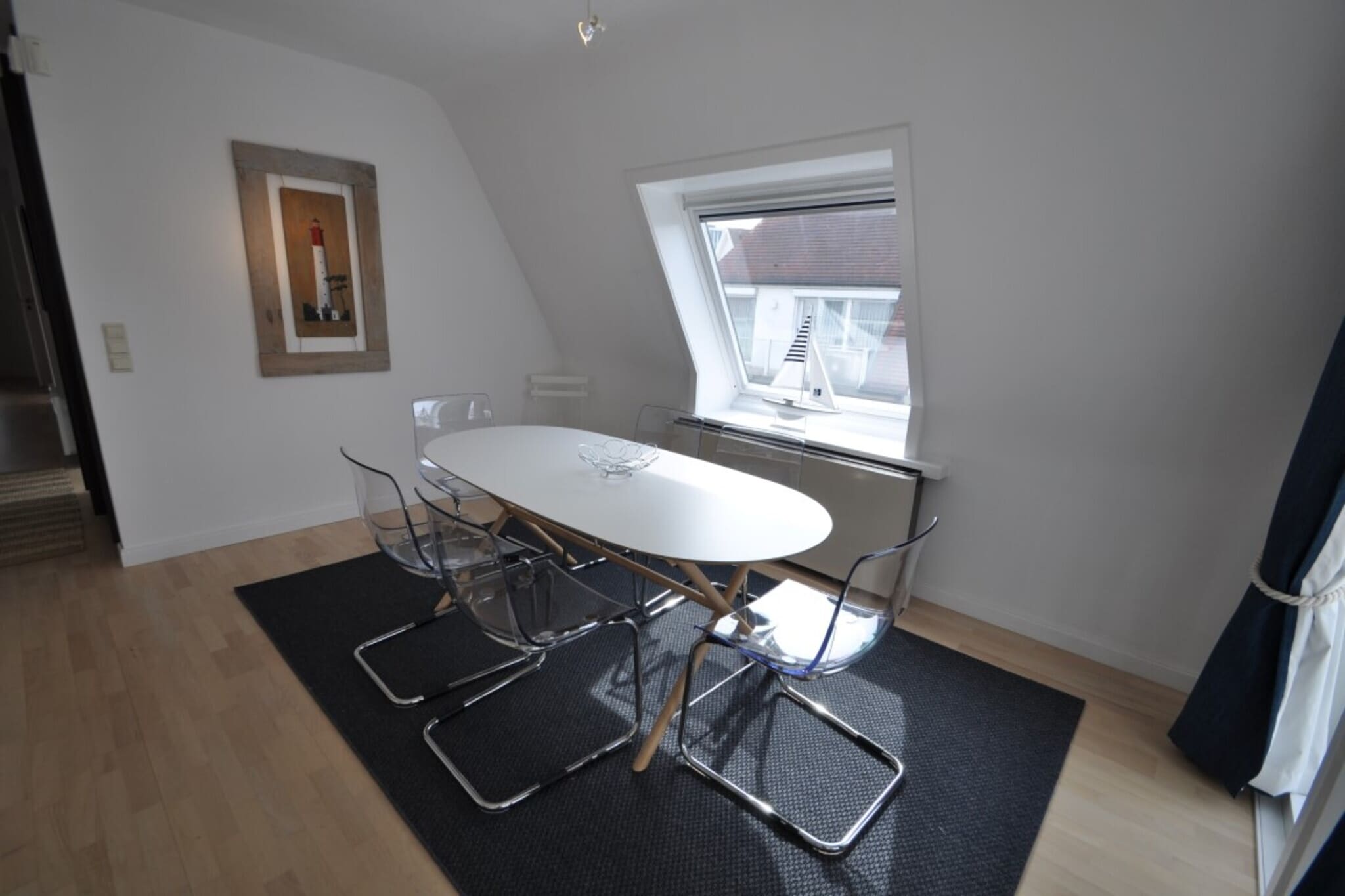 This lovely holiday apartment, situated in a charming villa residence, offers the perfect retreat on the Albert Beach. Nestled between the iconic Casino and Rubensplein, the apartment provides a peaceful and convenient location for an unforgettable stay.

The bright and spacious living room opens to a large sun terrace where you can bask in the sunshine and even enjoy distant sea views. The well-equipped closed kitchen is ideal for preparing home-cooked meals, while the two cozy bedrooms ensure a comfortable night's sleep. The master bedroom comes with a double bed and an adjoining bathroom, and the second bedroom offers two single beds. Additional amenities include a spacious storage room and a separate bathroom for added convenience.

For your convenience, a garage box is included at the bottom of the building, providing secure parking for one car. Enjoy a short walk to the beach, local cafes, and shops, or take a bike ride to explore the beautiful surroundings. Bicycle storage is available for guests who wish to bring their bikes. 

Whether youâ€™re looking to relax on the beach, enjoy local attractions, or explore the vibrant Knokke area, this apartment provides the perfect base for your holiday.

Kindly note that the booking is subject to the hostâ€™s approval. The host will reach out to you shortly to confirm the details.
