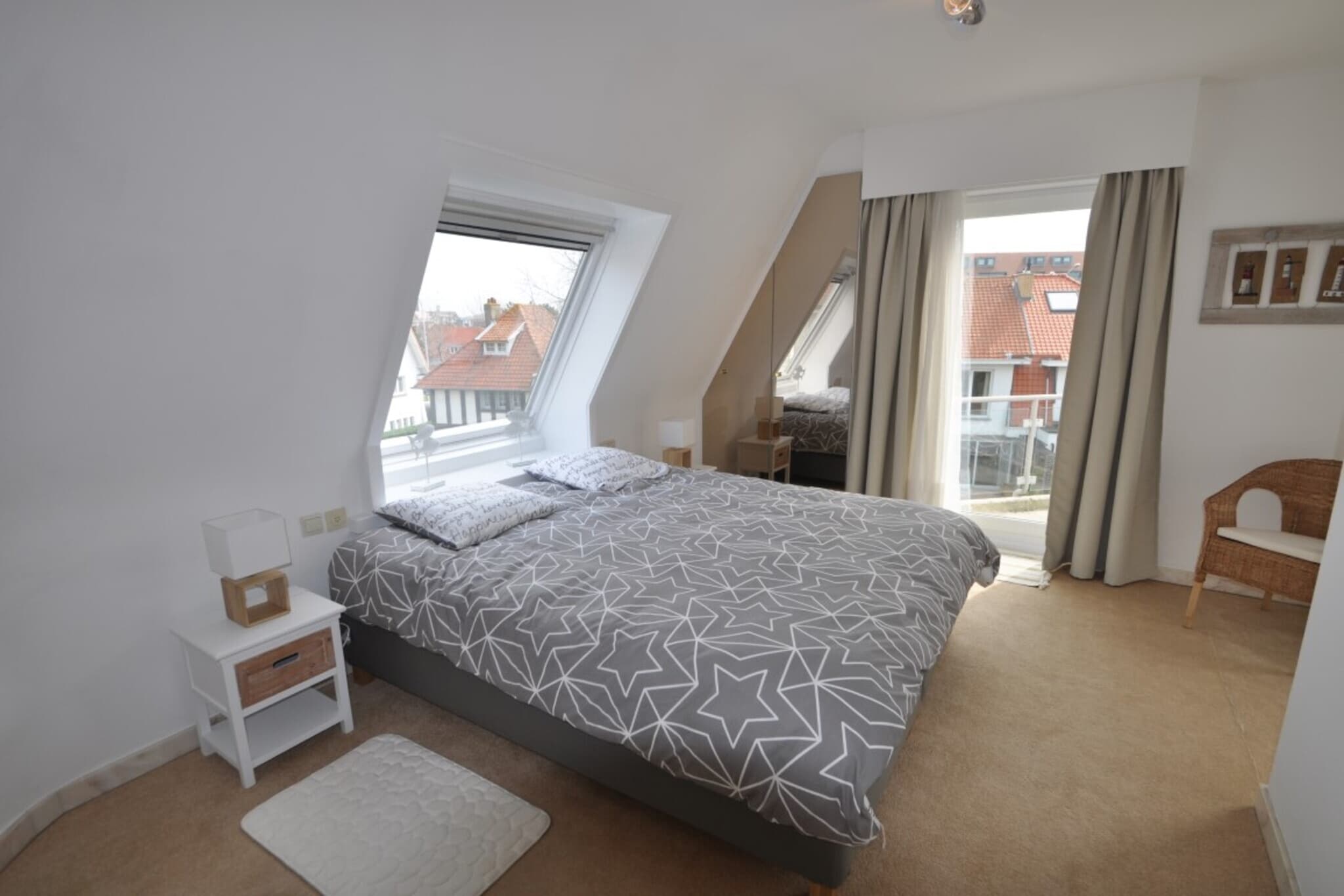 On the 2nd floor: (Kitchen(hob(ceramic), electric kettle, toaster, coffee machine(filter, pads), oven, combination microwave, dishwasher, Juicer, Blender), Living/diningroom(TV(digital), dining table, seating area), bedroom(single bed(90 x 200 cm), single bed(90 x 200 cm)), Bedroom with bathroom(double bed(180 x 200 cm), bathtub with shower, washbasin, toilet), bathroom(shower, washbasin, toilet), Internet access)\n\ngarage, tumble dryer, washing machine, patio, terrace, bicycle storage, ironing board, iron