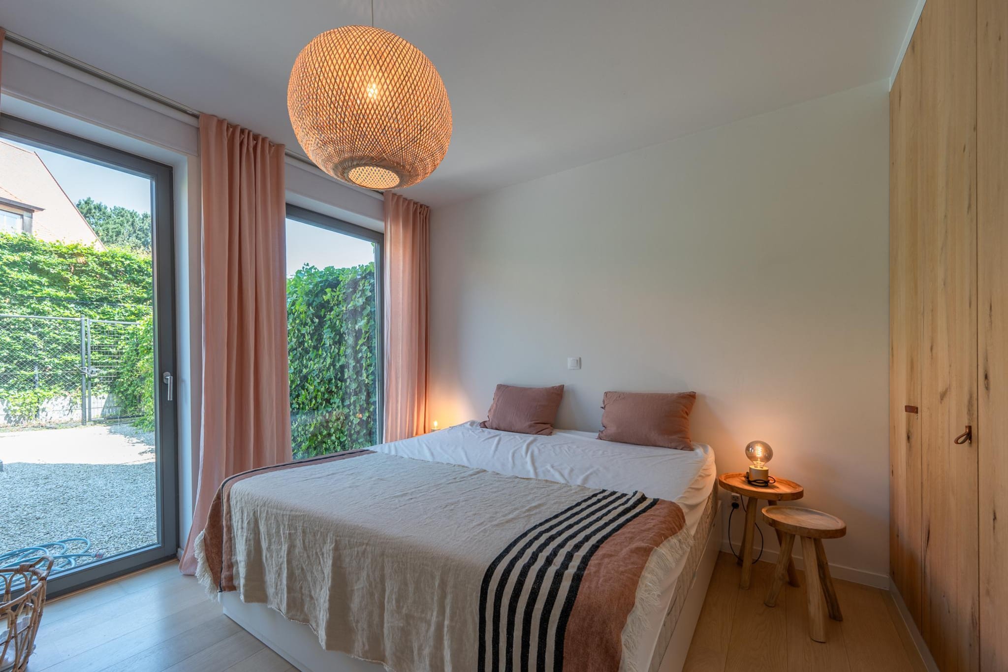 Ground floor: (open kitchen(hob(ceramic), electric kettle, toaster, coffee machine(cups, filter), combination microwave, dishwasher, Blender), Living/diningroom(TV(digital), dining table, seating area), bedroom(double bed(160 x 200 cm)), bedroom(double bed(180 x 200 cm)), bathroom(bathtub with shower, washbasin, toilet), bathroom(shower), Internet access)\n\ntumble dryer, washing machine, terrace, garden, bicycle storage, garden furniture