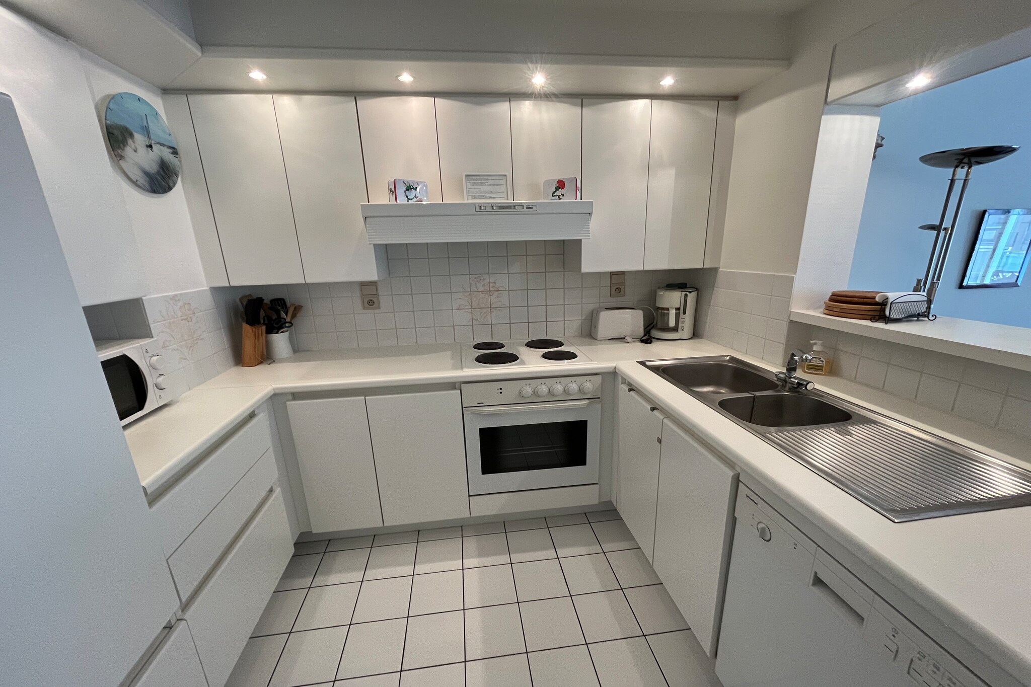 This inviting 4th-floor apartment in Knokke-Heist comfortably accommodates up to 4 guests. It features a fully equipped second kitchen with modern appliances including an electric hob, mixer, electric kettle, toaster, filter coffee machine, oven, microwave, and dishwasher. The living and dining room offers a digital TV, dining table, and a cozy seating area, perfect for relaxing or socializing.
There are two bedrooms, each with two single beds, ideal for friends or family. The apartment includes two bathrooms: one with a bathtub and shower, two washbasins, and a toilet, and a second bathroom with a shower. Outdoor amenities include a patio and terrace where guests can unwind, plus bicycle storage for those who want to explore the surroundings.
Located just 20 km from Brugge, this apartment offers a great base for discovering the region’s attractions while enjoying comfortable and practical accommodation.