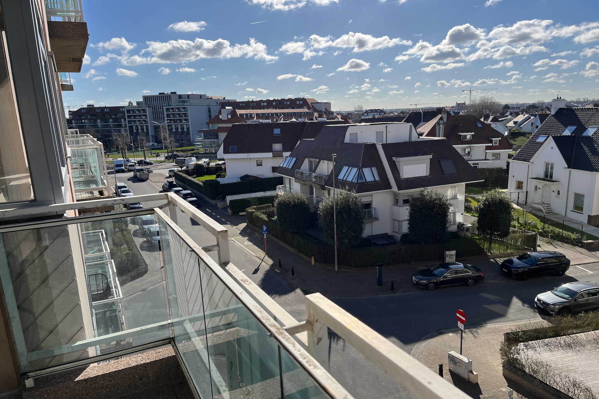 On the 4th floor: (Kitchen(Mixer, hob(electric), electric kettle, toaster, coffee machine(filter), oven, microwave, dishwasher), Living/diningroom(TV(digital), dining table, seating area), bedroom(single bed(80 x 200 cm), single bed(80 x 200 cm)), bedroom(single bed(80 x 200 cm), single bed(80 x 200 cm)), bathroom(bathtub with shower, washbasin, washbasin, toilet), bathroom(shower), Internet access)\n\npatio, terrace, bicycle storage