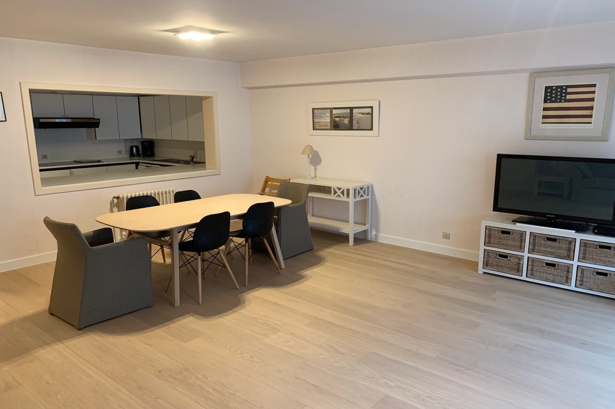 On the 2nd floor: (Kitchen(Mixer, hob(electric), electric kettle, coffee machine(filter), oven, microwave, dishwasher), Living/diningroom(TV(digital), dining table, seating area), bedroom(double bed(160 x 200 cm)), bedroom(double bed(180 x 200 cm)), bedroom(single bed(90 x 200 cm)), bathroom(bath tub, shower, washbasin, washbasin, toilet), bathroom(shower, washbasin, toilet), Internet access)\n\ntumble dryer, cot, washing machine, terrace, parking