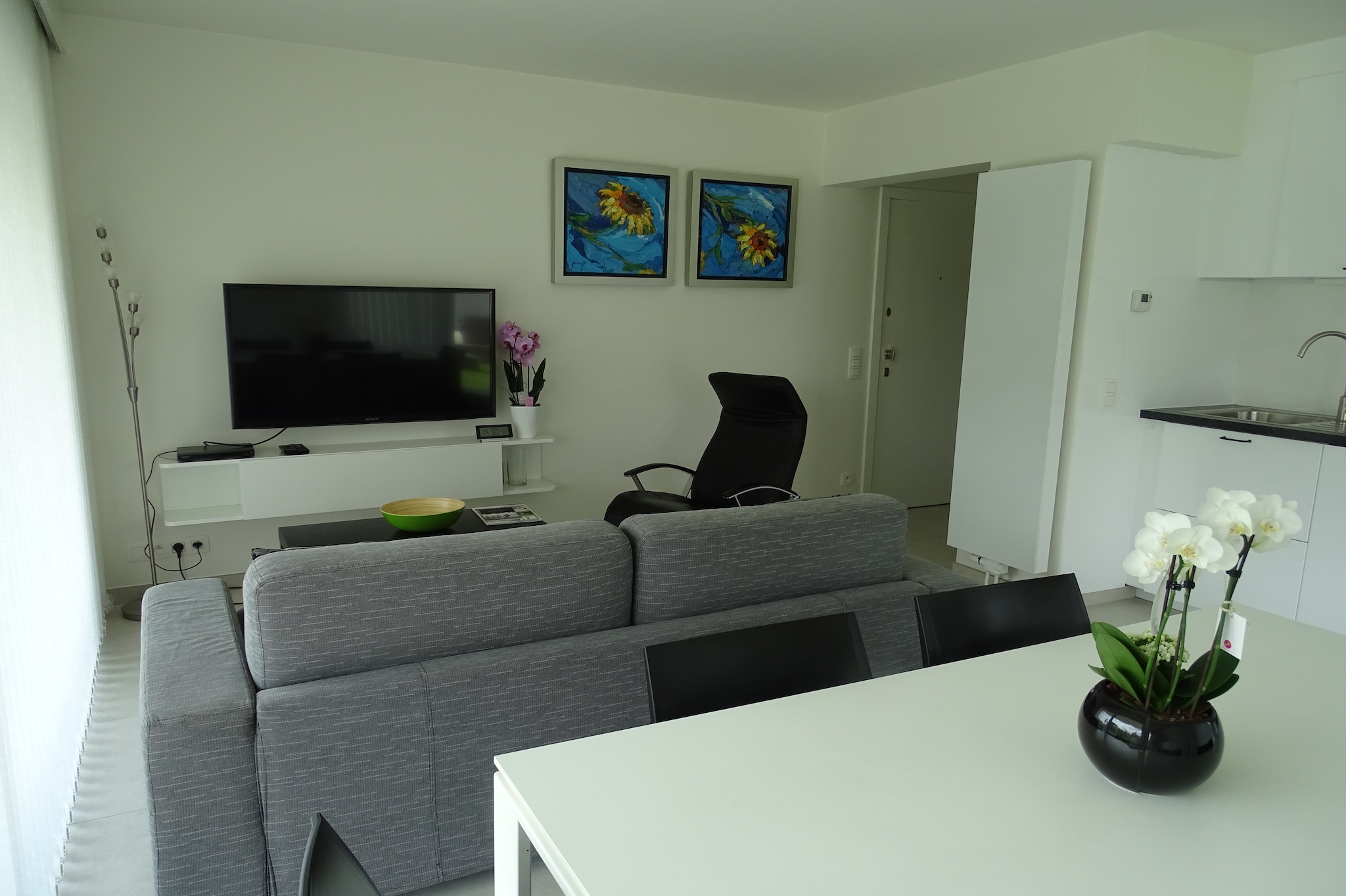 Discover the perfect blend of comfort and coastal charm in this cozy ground floor apartment in the heart of Knokke-Heist. The bright living space with open kitchen is ideal for relaxing or cooking at home, while the bedroom provides a restful retreat. Enjoy two sunny terraces, perfect for morning coffee or evening unwinding.

Just steps from the beach, shops, and cafÃ©s, this apartment offers easy access to Knokke's scenic promenades, Zoute Golf Club, and nearby nature reserves. Whether you're exploring galleries, enjoying fine dining, or strolling along the coast, everything is within reach.

Modern amenities include free Wi-Fi, digital TV with Chromecast, a dishwasher, induction hob, and Senseo coffee machine. You'll also find bicycle storage, a drying rack, and ironing board for added convenience.
Note: Booking is subject to host approval. The host will contact you shortly to confirm your stay.