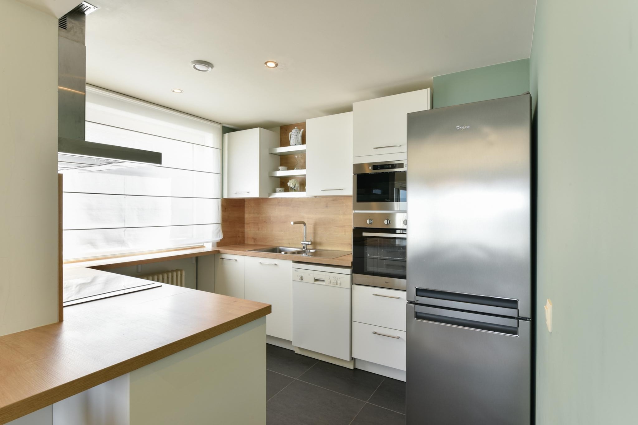 Enjoy the ultimate coastal escape in this bright corner apartment on the seawall in Zoute. The sunlit living room opens onto a wraparound balcony with breathtaking sea views, while the open kitchen is perfect for home-cooked meals. Three cozy bedrooms and two modern bathrooms ensure a relaxing and comfortable stay.
Set in the exclusive Zoute district of Knokke-Heist, you’re steps from sandy beaches, chic boutiques, gourmet dining, and the renowned Royal Zoute Golf Club. Enjoy the vibrant promenade or explore nearby dunes and nature trails by bike or on foot.
The apartment includes free Wi-Fi, digital TV, a fully equipped kitchen with induction hob, dishwasher, and Dolce Gusto coffee machine. Covered parking and bike storage are provided.
Please note: Booking is subject to host approval. You’ll be contacted shortly to confirm your reservation.