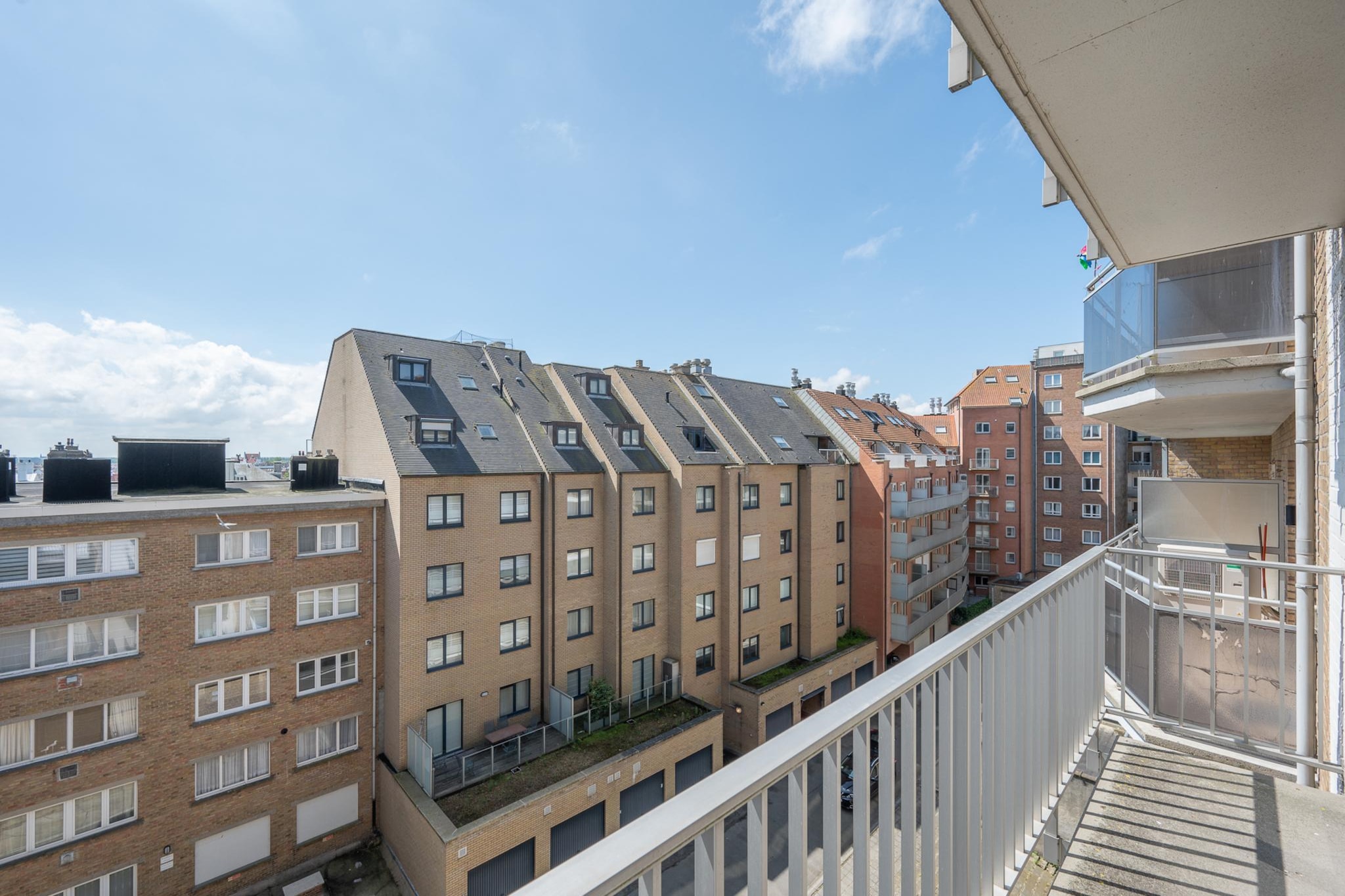 On the 5th floor: (Kitchen(hob(ceramic), electric kettle, toaster, coffee machine(filter), oven, combination microwave, dishwasher, Blender), Living/diningroom(TV(digital), dining table, seating area), bedroom(double bed(160 x 200 cm)), bedroom(double bed(180 x 200 cm)), bedroom(double bed(180 x 200 cm)), bathroom(bathtub with shower, washbasin, toilet), bathroom(shower, washbasin, toilet), Internet access)\n\ngarage(Parking), washing machine, terrace, bicycle storage