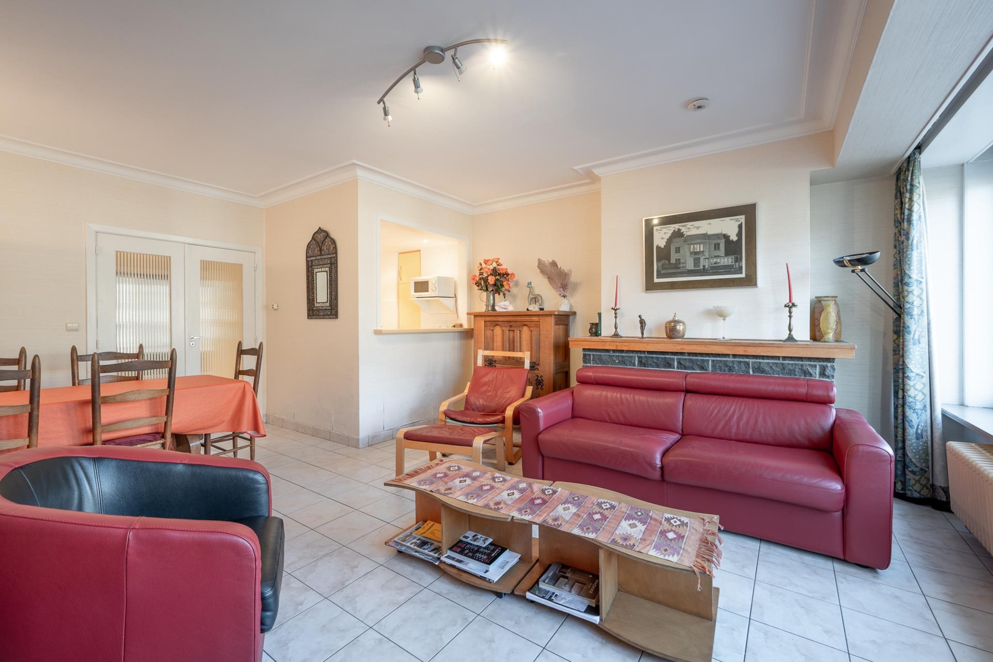 Discover the perfect family retreat in this charming apartment, ideally located near J. Nellenslaan and Koningslaan, just steps from vibrant Rubensplein. Set in a classic residence, it offers cozy comfort and easy access to cafés, boutiques, and the beach, ideal for both relaxing and active getaways.
The bright living room includes a cozy sofa bed for extra guests, while the semi-open kitchen is fully equipped for family meals. The apartment features three bedrooms, one with a double bed and two with twin beds, plus a separate bathroom and an extra shower cubicle for added convenience.
Enjoy the nearby beach, galleries, and seaside promenades. A cot is available for families with little ones, and pet-friendly options ensure everyone is welcome. With Wi-Fi and bicycle storage included, this apartment is your perfect coastal home base.