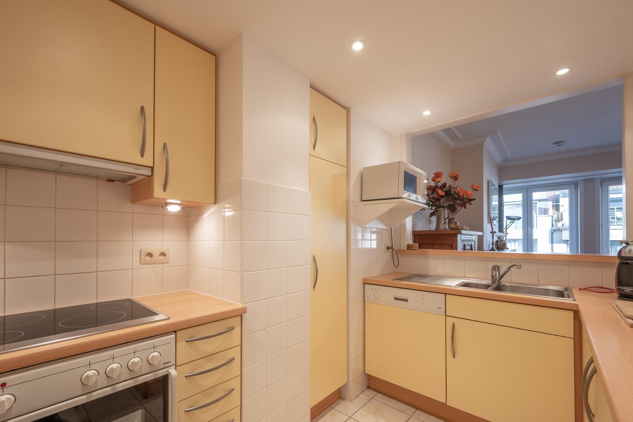 On the 4th floor: (open kitchen(hob(ceramic), electric kettle, toaster, coffee machine(filter), oven, combination microwave, dishwasher, Blender), Living/diningroom(double sofa bed, TV(digital), dining table), bedroom(single bed(90 x 200 cm), single bed(90 x 200 cm)), bedroom(single bed(90 x 200 cm), single bed(90 x 200 cm)), Bedroom with bathroom(double bed(180 x 200 cm), bathtub with shower, washbasin, toilet), bathroom(shower, washbasin), Internet access)\n\ncot, terrace, bicycle storage, ironing board, iron