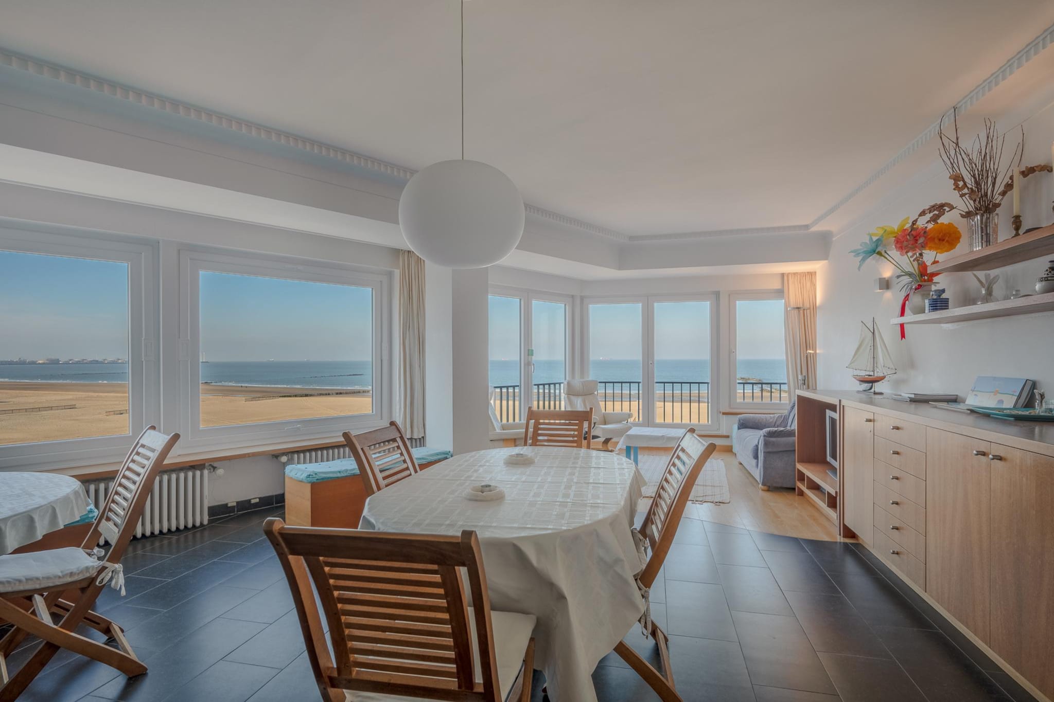 Gulfstream Residence-41-Eetkamer