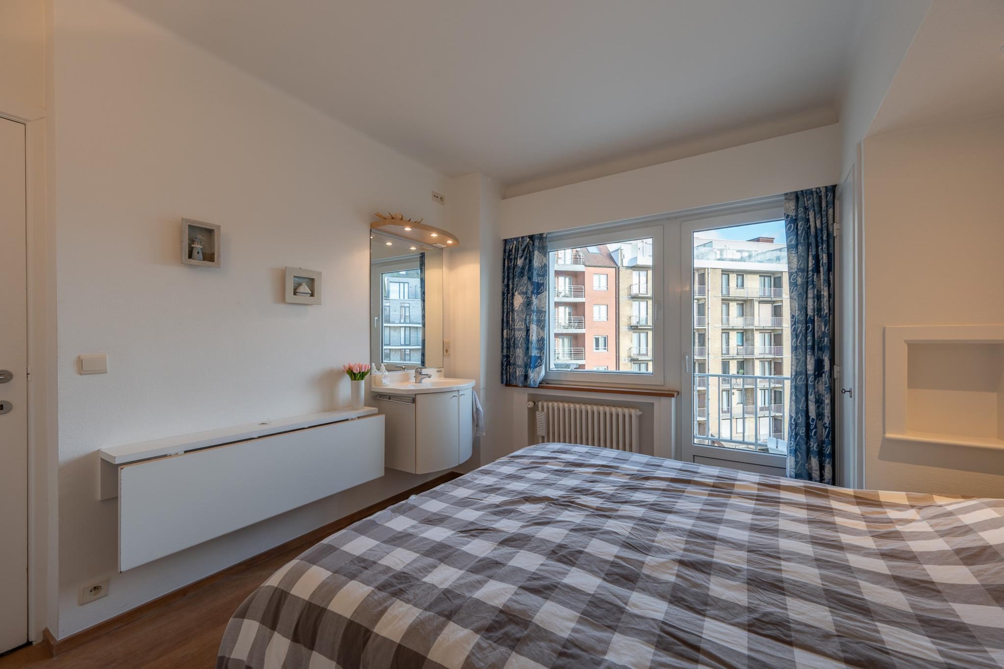 On the 4th floor: (open kitchen(Mixer, hob(ceramic), electric kettle, toaster, coffee machine(filter, pads), oven, microwave, dishwasher), Living/diningroom(TV(digital), dining table, seating area), bedroom(double bed(160 x 200 cm), TV), bedroom(double bed(160 x 200 cm)), bedroom(bunk bed), bathroom(bath tub, shower, washbasin, toilet), Internet access)\n\ntumble dryer, cot, washing machine, patio, ironing board, iron