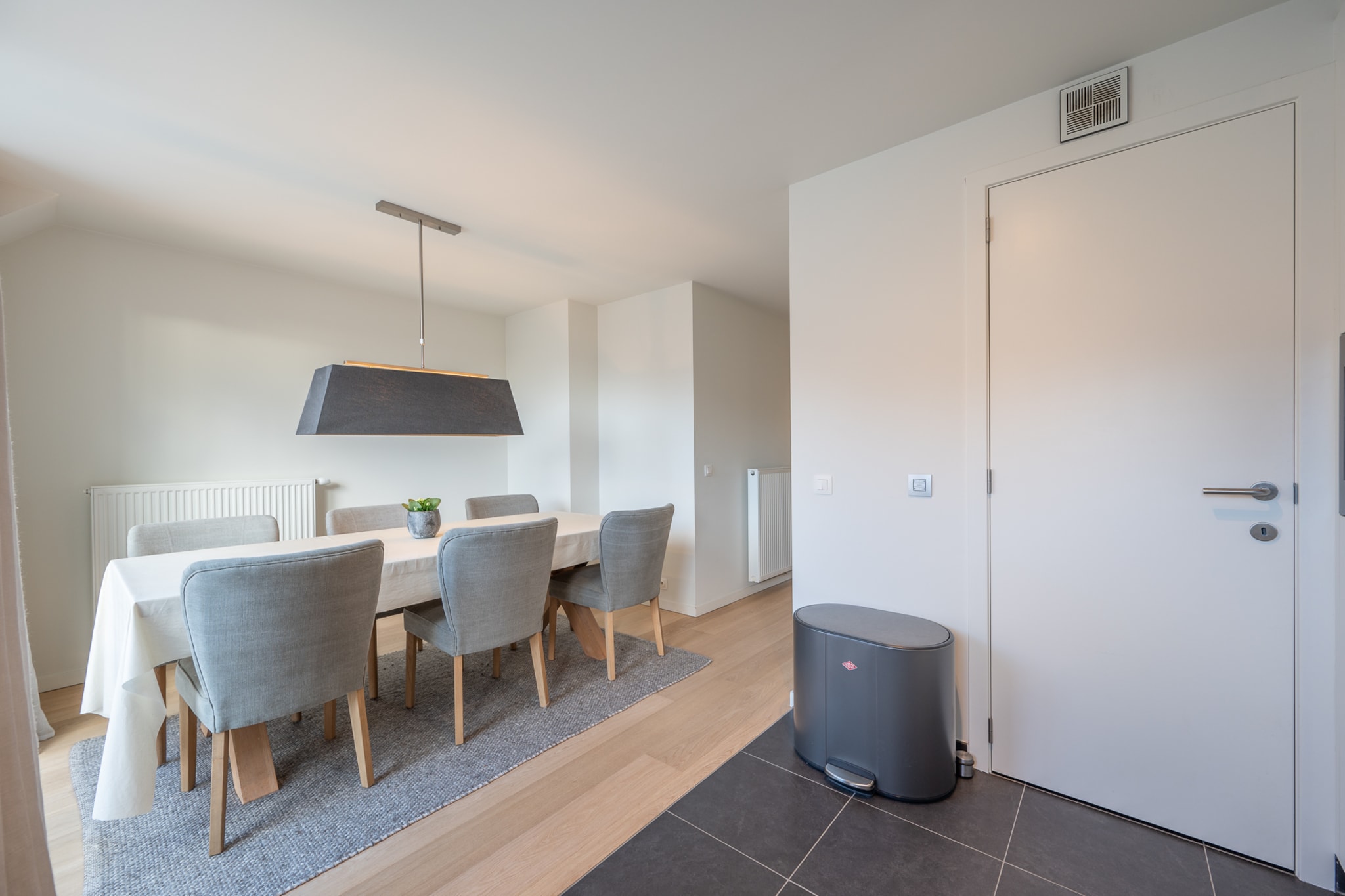 On the 5th floor: (open kitchen(Mixer, hob(ceramic), electric kettle, toaster, coffee machine(cups, filter), oven, microwave, dishwasher), Living/diningroom(TV(digital), dining table, seating area), Internet access)\n\nOn the 6th floor: (bedroom(double bed(180 x 200 cm)), bedroom(single bed(80 x 200 cm), single bed(80 x 200 cm)), Bedroom with bathroom(double bed(180 x 200 cm), bathtub with shower, washbasin, washbasin, toilet), bathroom(shower, toilet), toilet(toilet))\n\ntumble dryer, washing machine, patio, terrace